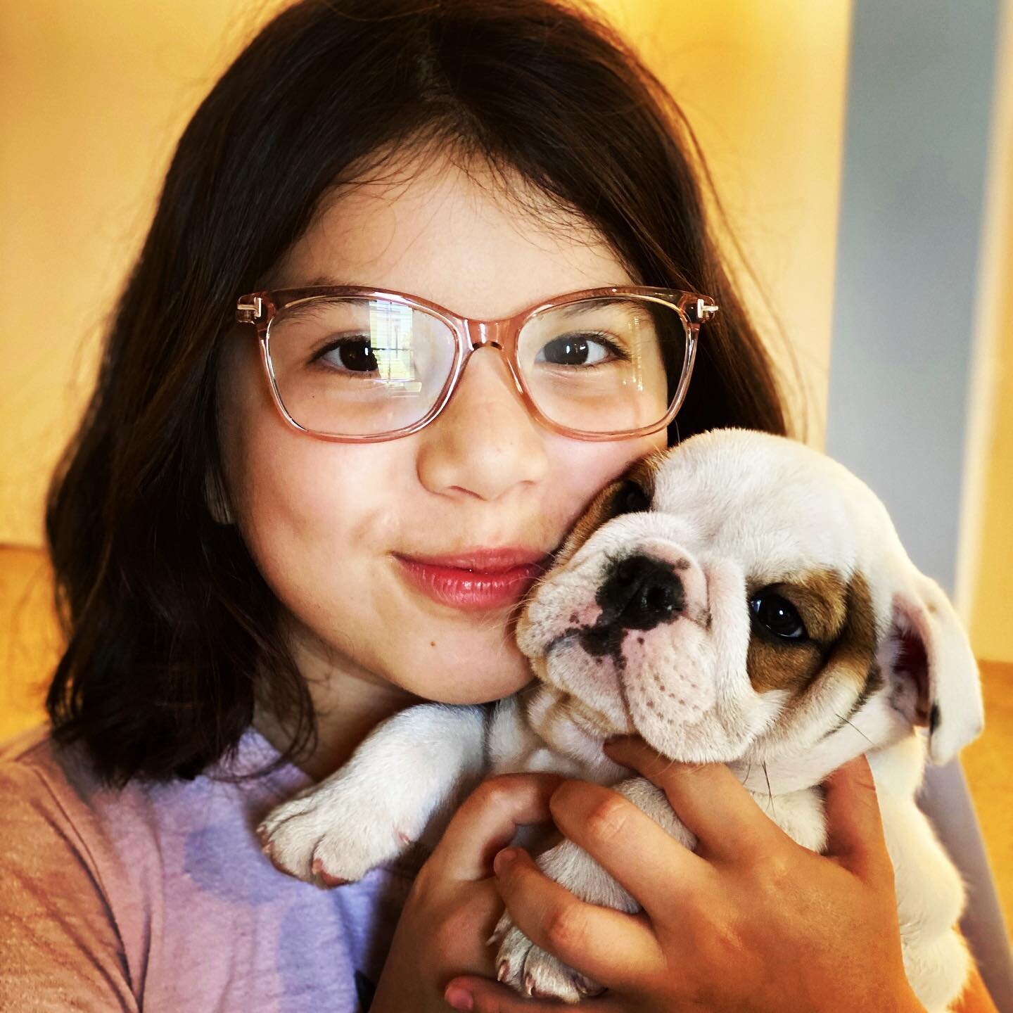 When a cutie gets her glasses and brings her #puppy my ❤️melts #englishbulldog #tomford 🐶🐶🐶 @cafeconlizz