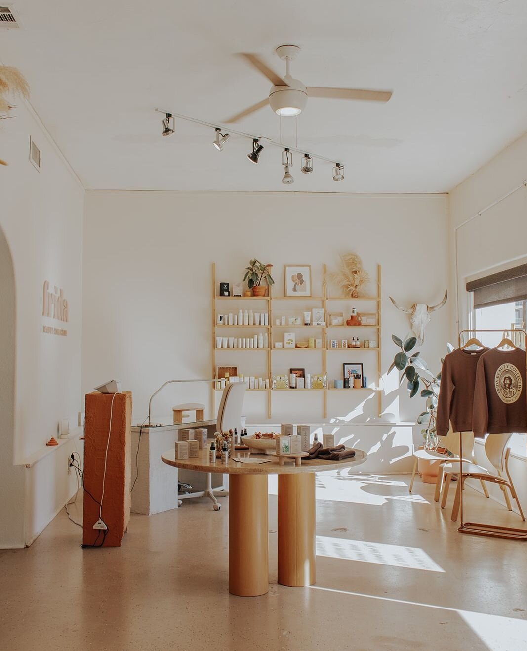 Frida Beauty Collective: A beauty and wellness studio for your self-care needs. Stop by our Race St location in Fort Worth and say hi! 💫 ✨ ⁠
⁠
#fortworthsalon #fortworthbeauty #beautysalon  #fridabeautycollective #fortworthlocal #trendylook #holisti