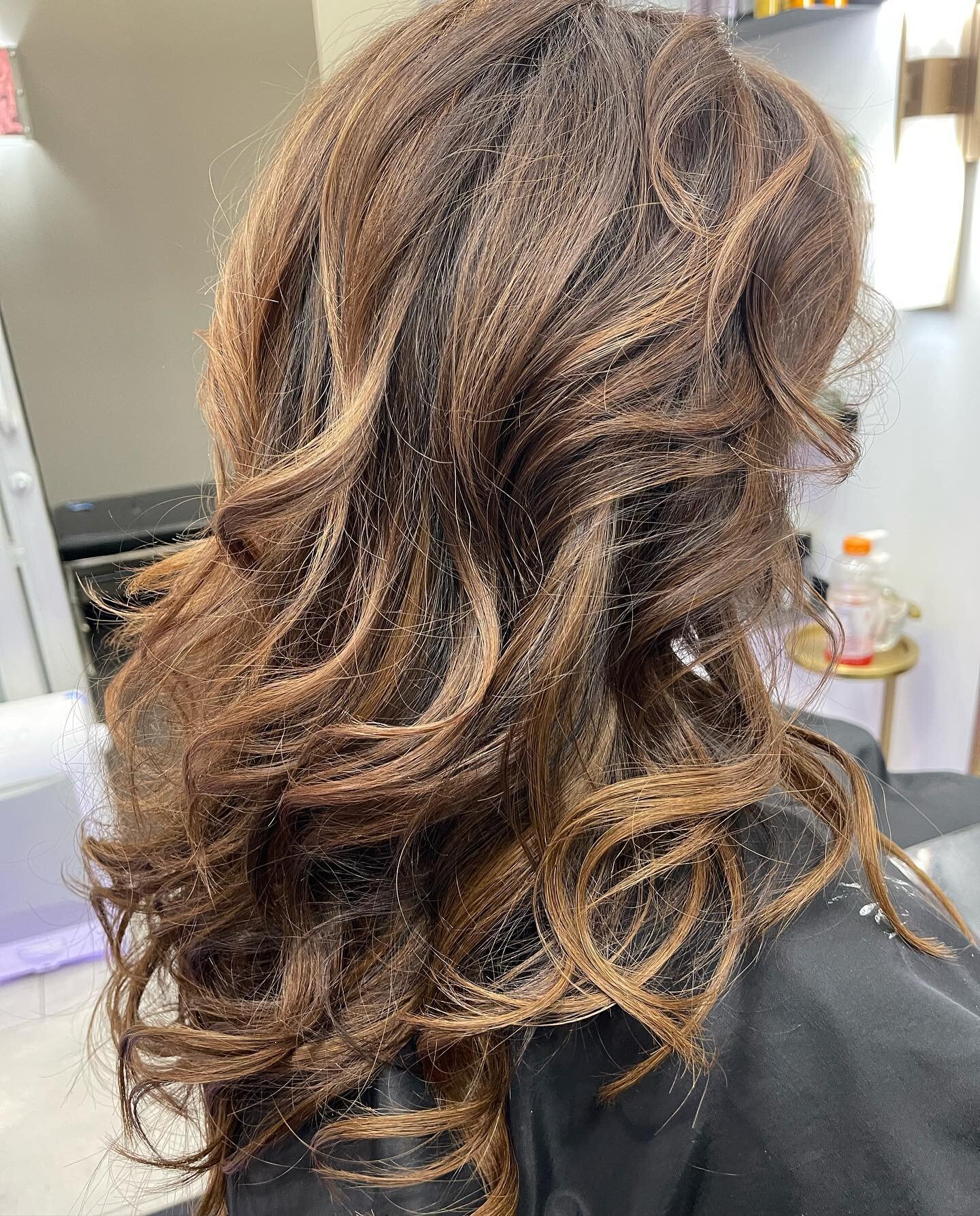 This client came to me with very damaged hair from previous bleaching but insisted to have blond highlights&hellip; so went another route installed 16 inch extensions from @bellamihair with balayage pieces so I wouldn&rsquo;t have to re bleach her ha