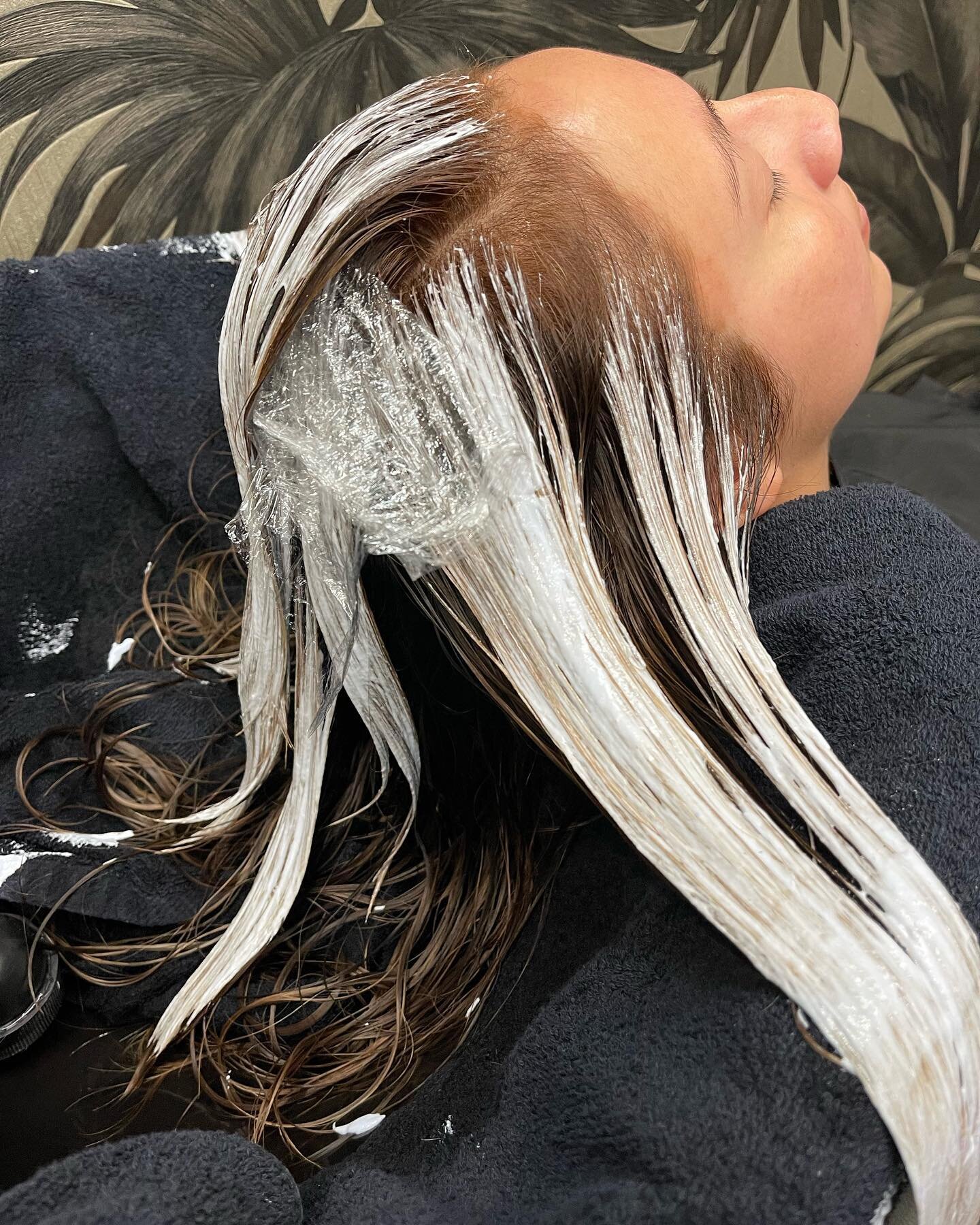Wet 💦 balayage??? Yes you can!!! When you need a little bit of color pop, trust the process 💧💧💧