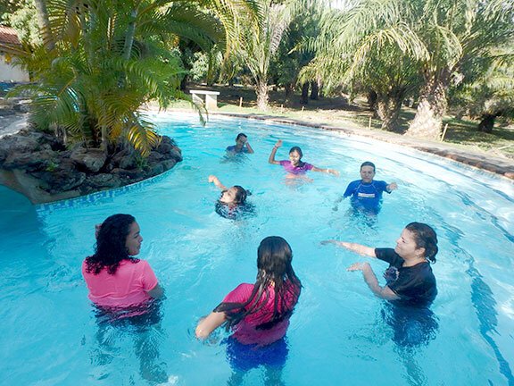 SwimKim Face in Water Swimming Outreach in Honduras by Kim Shults 15.jpeg