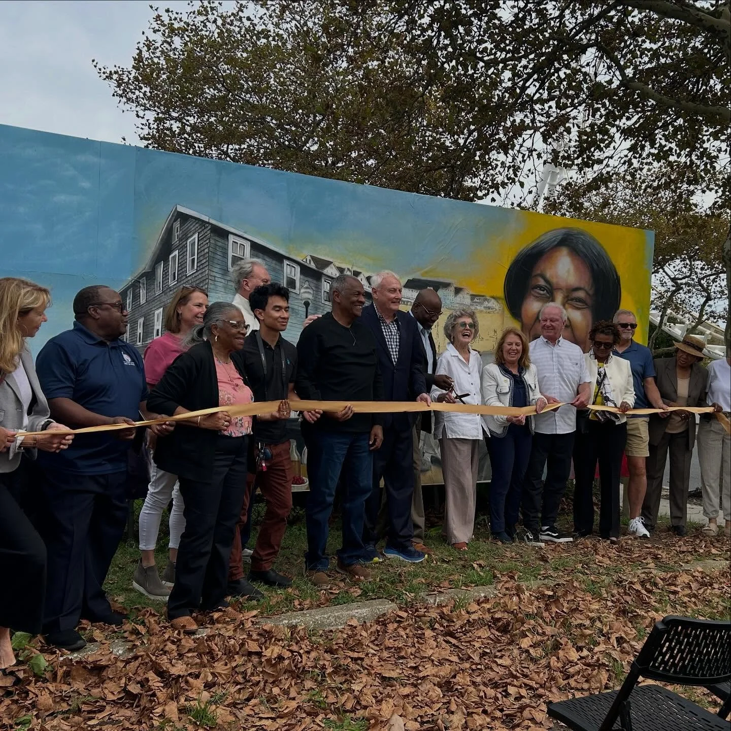 Today we celebrate the ribbon cutting for the new Henry Hotel mural! Led by the Beach to Bay Heritage Area, the Henry Hotel Foundation, and artist Jay Coleman, the mural honors the history of this Ocean City landmark and the people that lived, worked