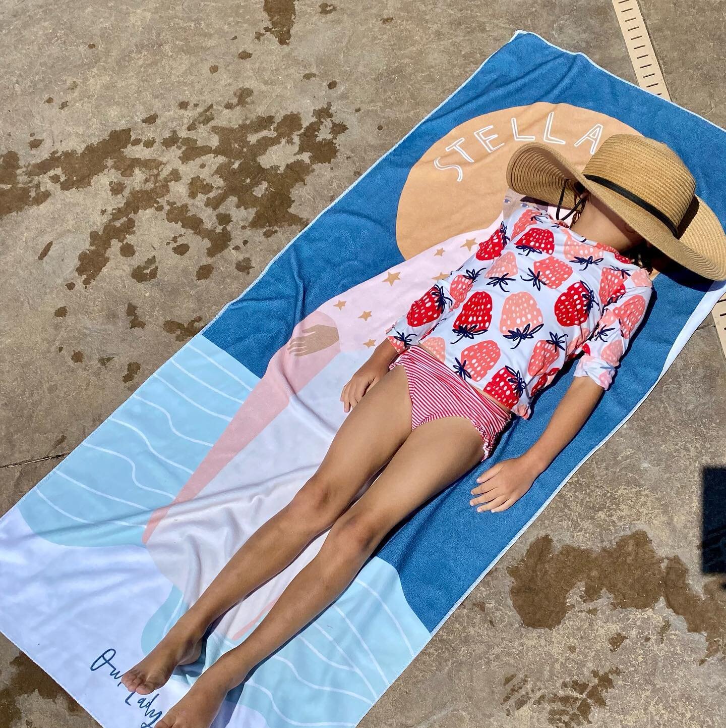 Warming up poolside with Our Lady
🥰
Towel: @beaheartdesign