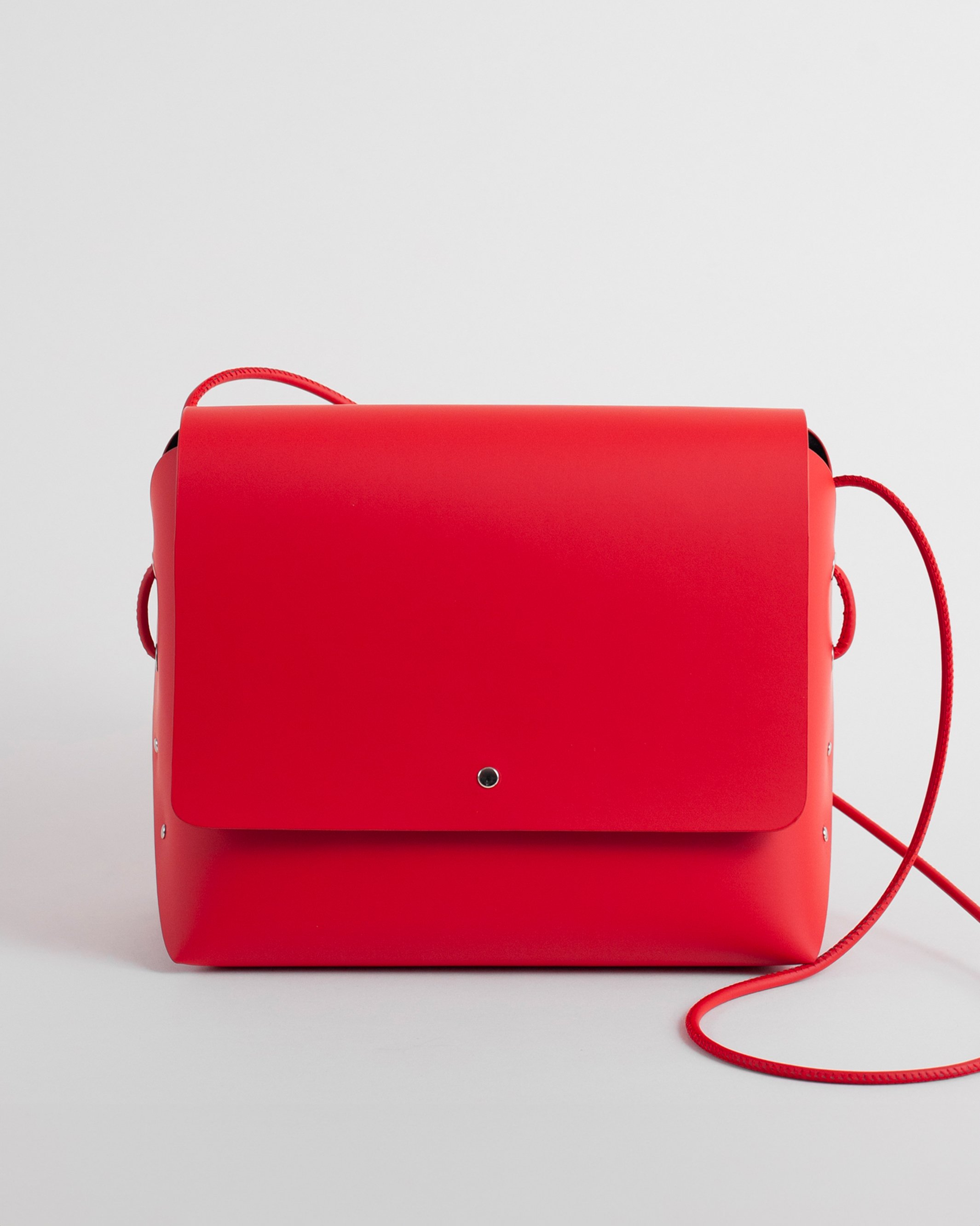 Labienhecha-bolso-encarna-frontal-rojo-mate.jpg