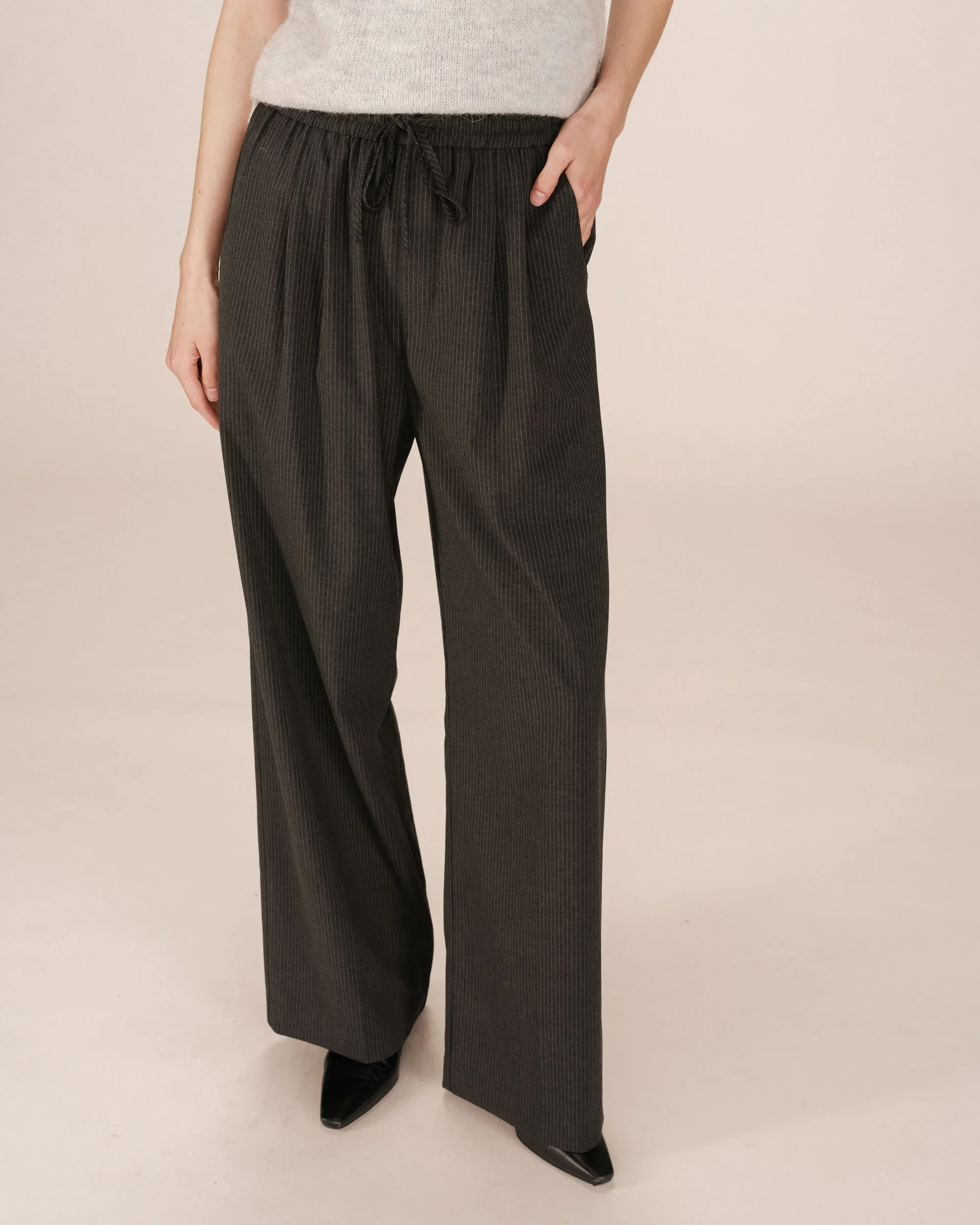 PANTALON STAY ANTRACITA, Grace & Mila, La Positiva shop.webp