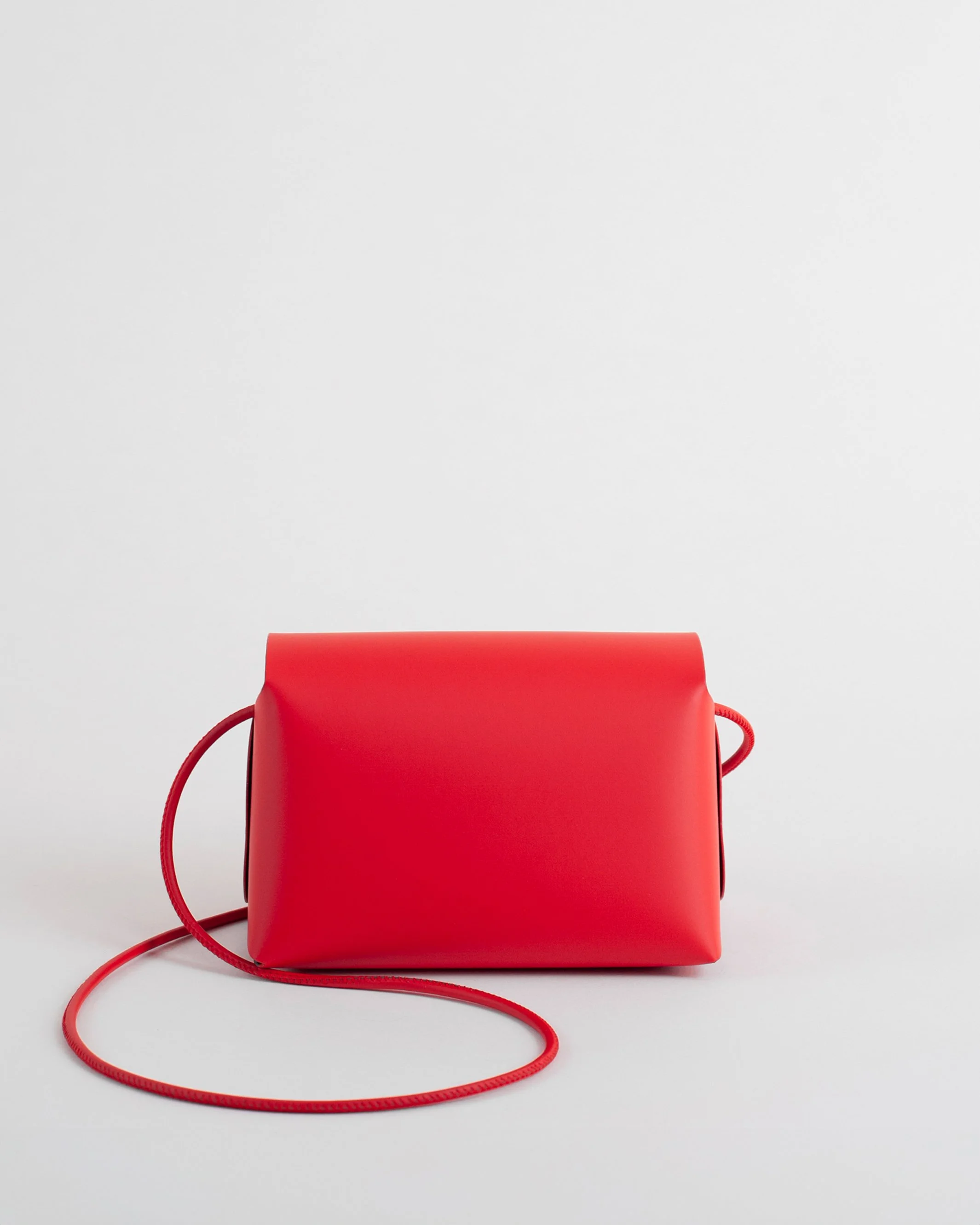 Labienhecha-bolso-amparito-cordón-trasera-rojo-mate.jpg