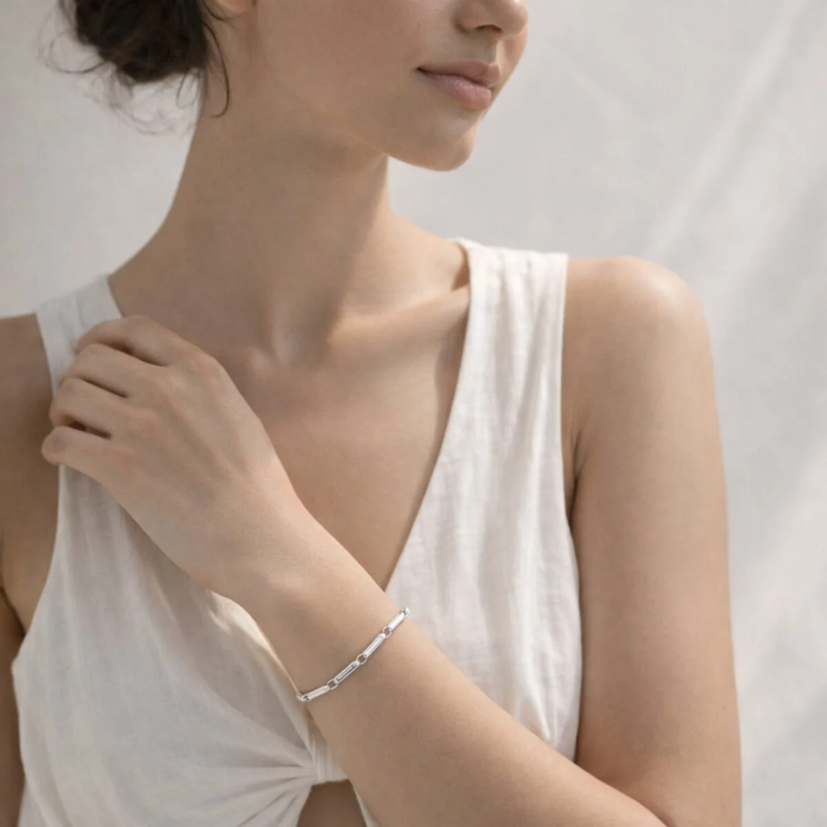 Hydra-Bracelet-Silver-Model-Ambiente_1500x1500-1200x1200.jpg