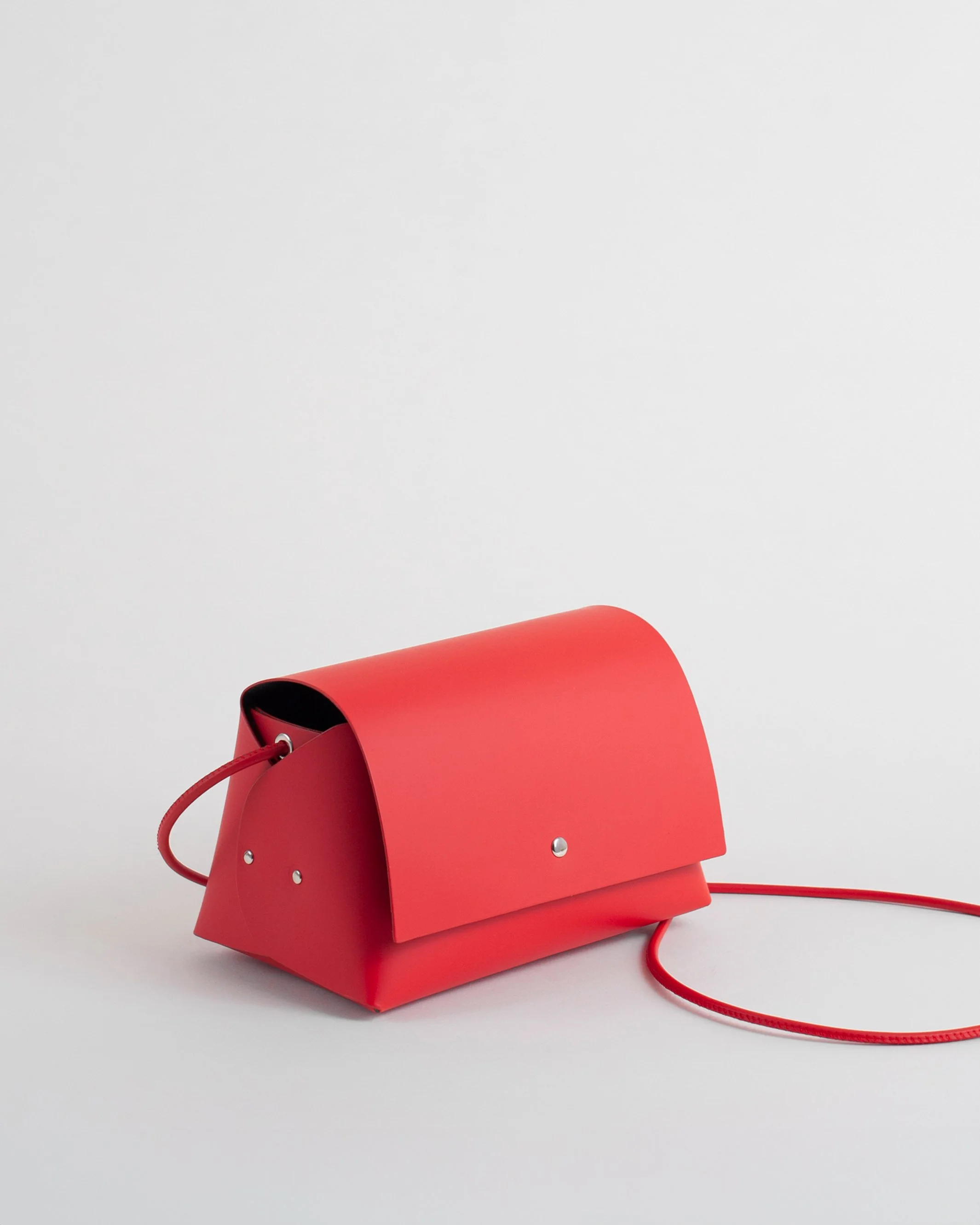 Labienhecha-bolso-amparito-cordón-lateral-rojo-mate.jpg