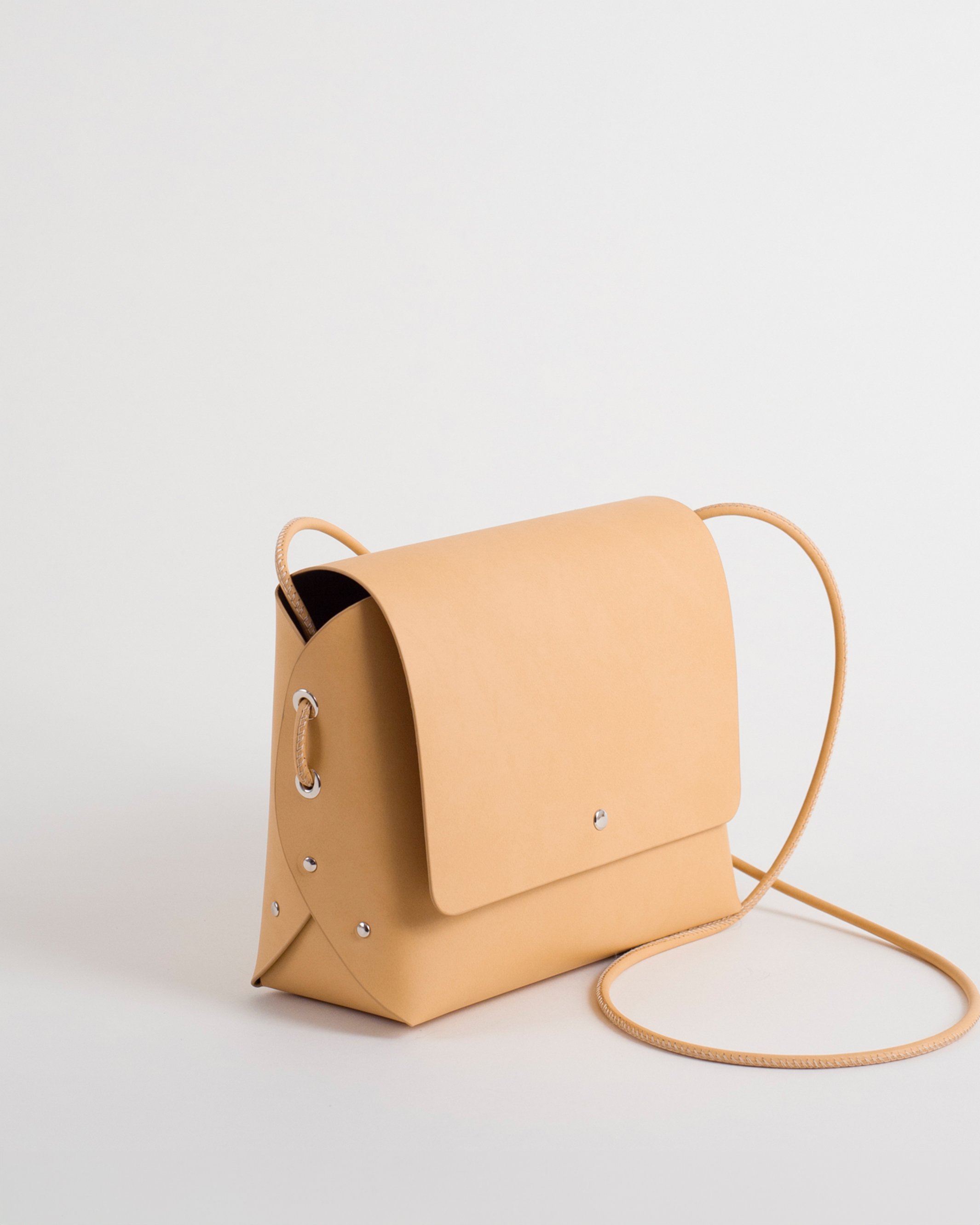 Labienhecha-bolso-encarnita-lateral-nude-mate.jpg