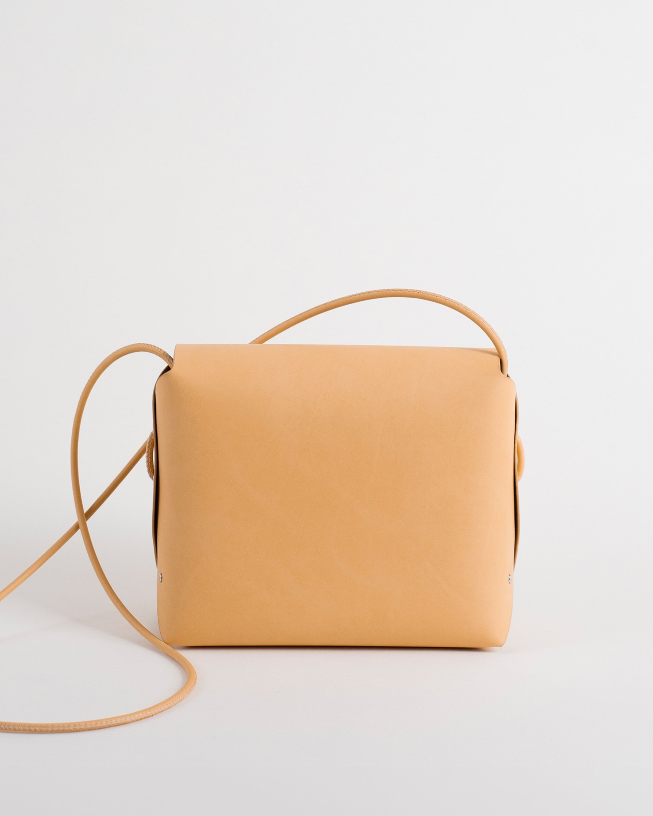 Labienhecha-bolso-encarnita-trasera-nude-mate.jpg