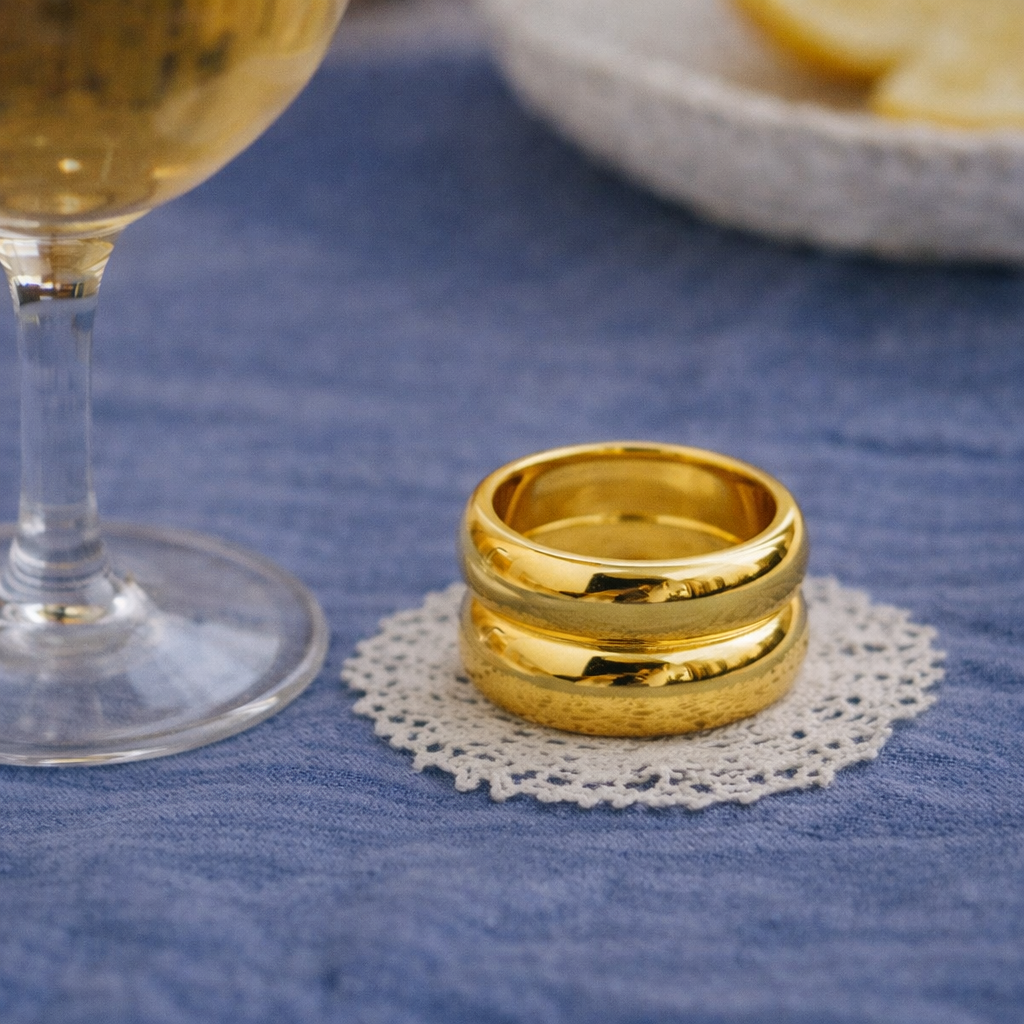 Anillo-dorado-sobre-mantel-azul.png