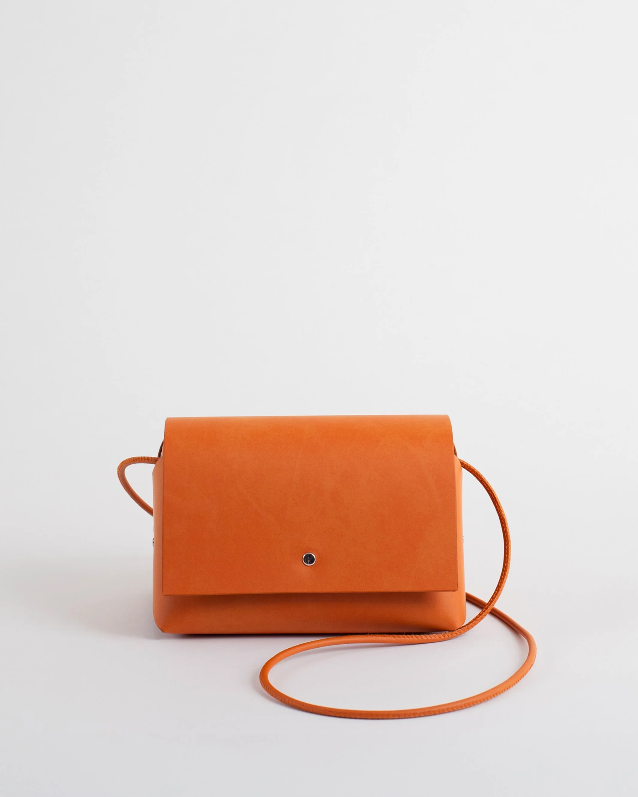 Labienhecha-bolso-amparito-cordón-frontal-teja-mate.jpg