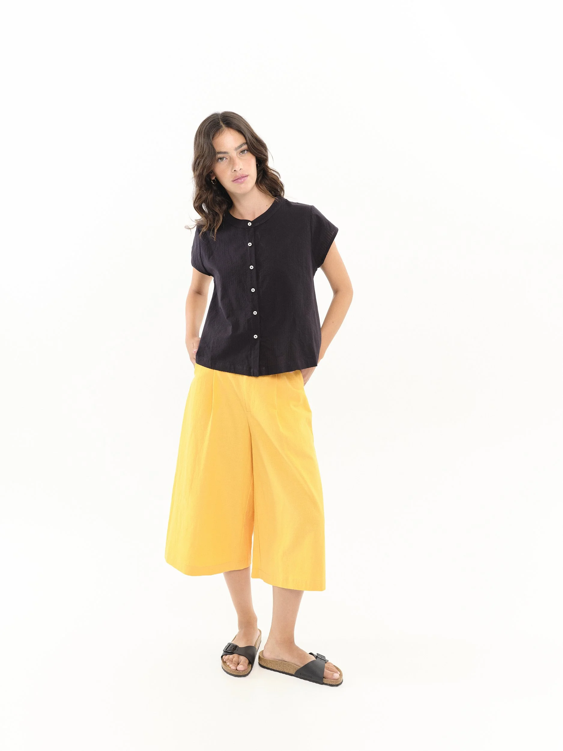 Blusa Faro Negro+ Pantalón Caparina Amarillo.jpg