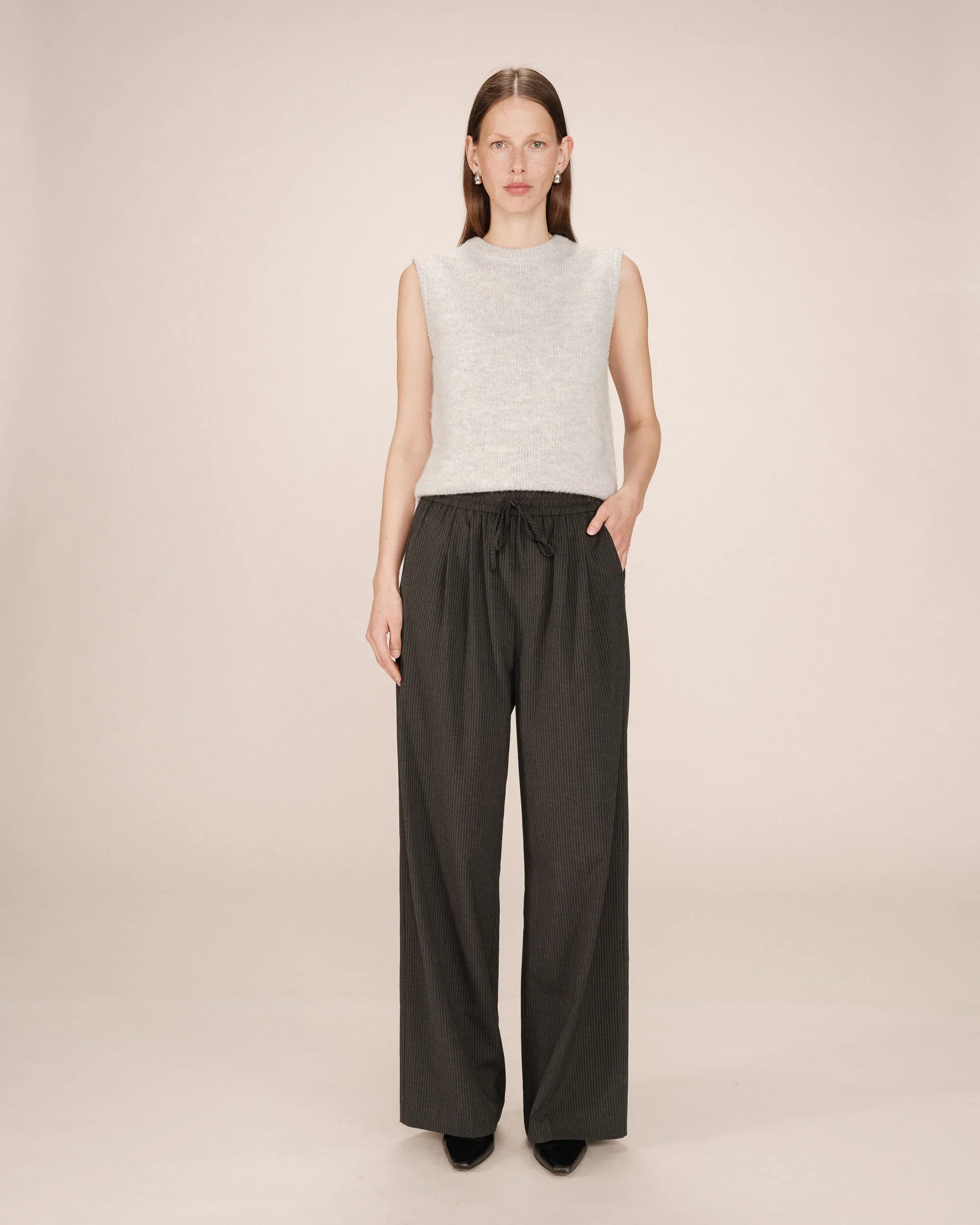 PANTALON STAY ANTRACITA, Grace & Mila, La Positiva shop 2.webp