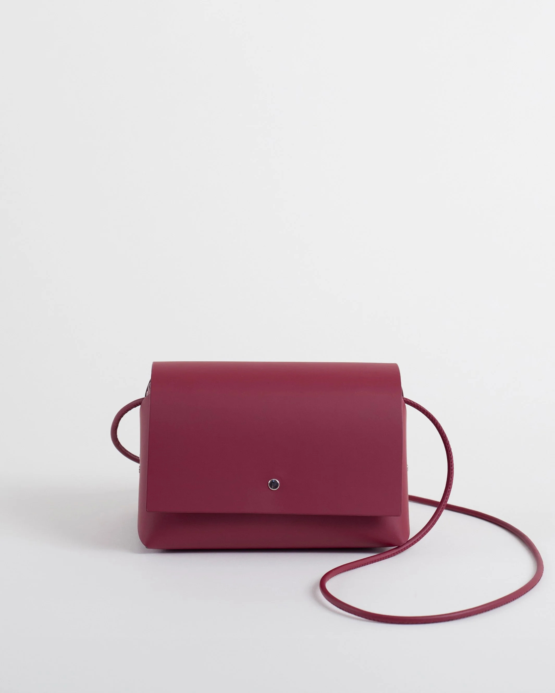 Labienhecha-bolso-amparito-cordón-frontal-vino-mate.jpg