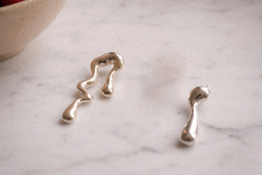 MELT-EARRINGS-GOLD-CLOSE-BODEGON.jpg