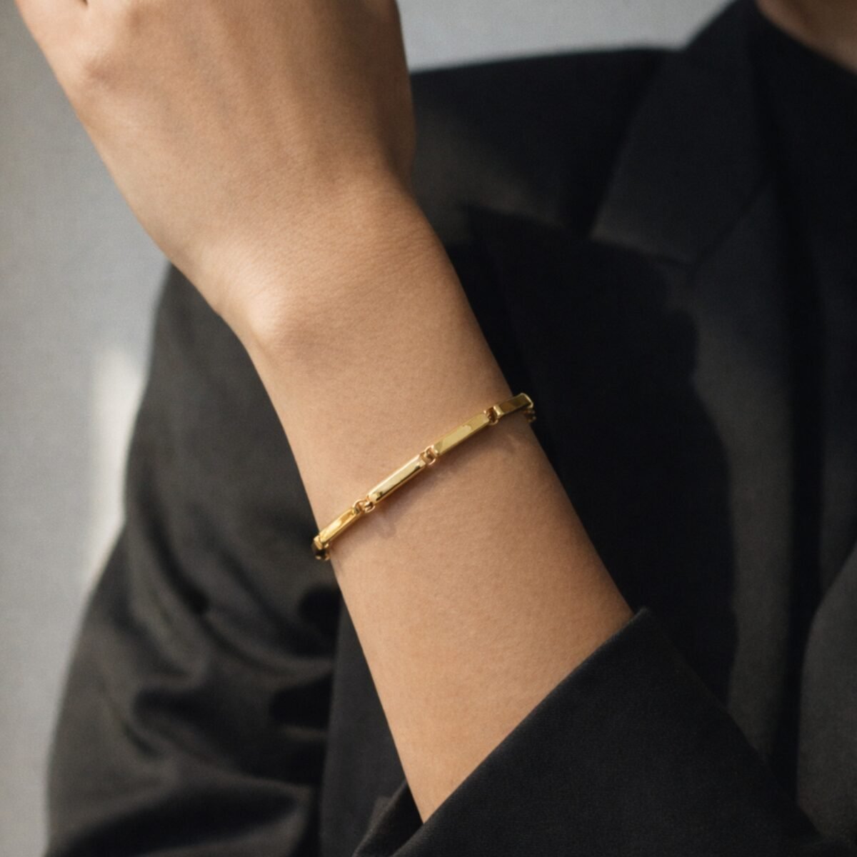 Hydra-Bracelet-Gold-Zoom-Model_1500x1500-1200x1200.jpg