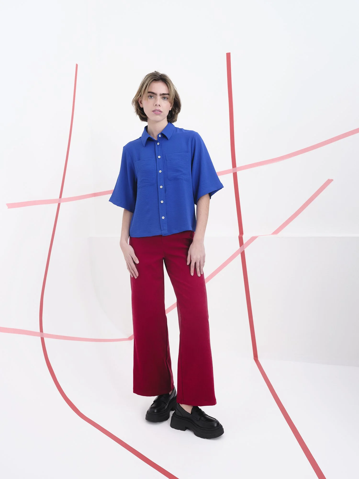 Camisa Jodorowsky Azul Klein + Pantalón Anderson Rojo (1).jpg