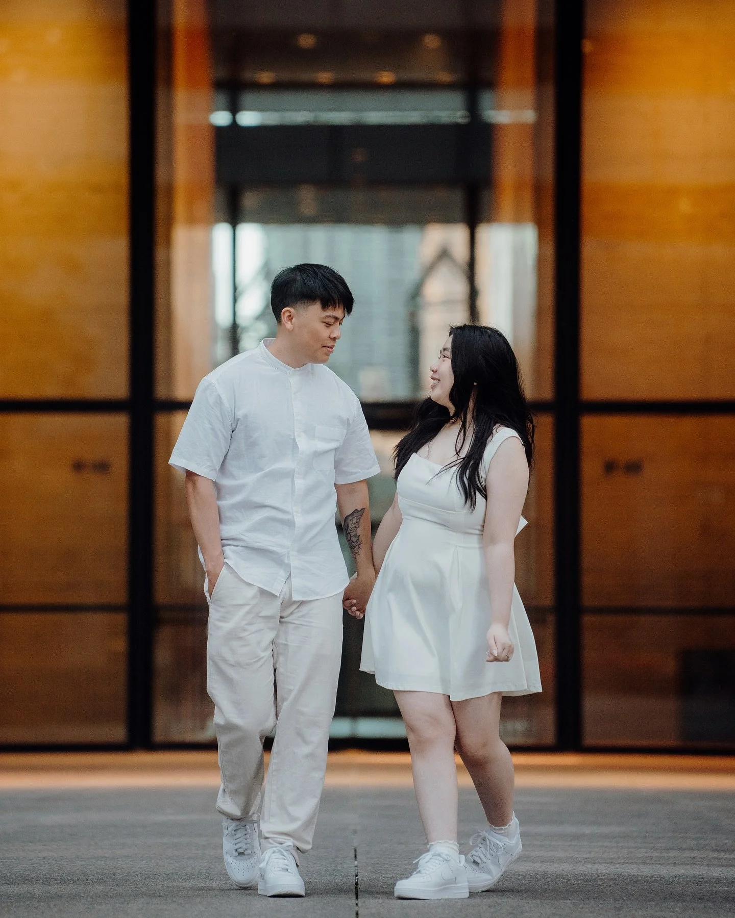 When we don&rsquo;t get golden hour, we make our own golden hour 👀😂
&bull;
&bull;
&bull;
&bull;
&bull;
#creativephotography #elopementcollective #weddingsparrow #creativecouples #weddingphotoinspiration #elopementphotography #torontoweddingphotogra