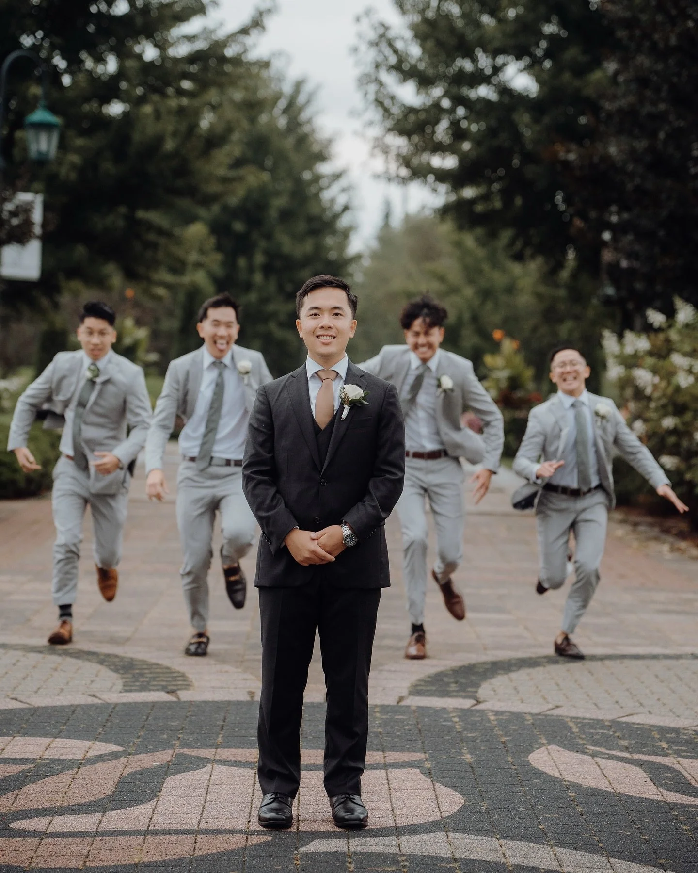 You can tell if you chose the right groomsmen by seeing if they can catch you after they toss you up 😂
&bull;
&bull;
&bull;
&bull;
&bull;
#creativephotography #elopementcollective #weddingsparrow #creativecouples #weddingphotoinspiration #elopementp