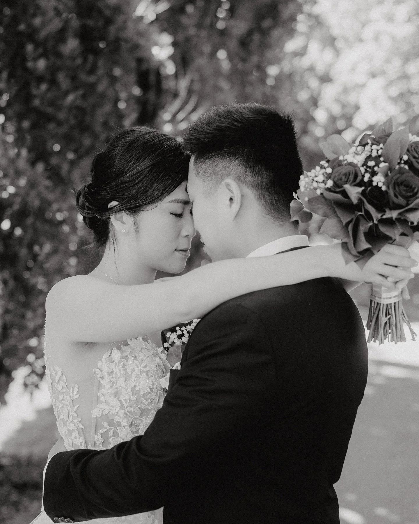 Can I shoot a whole wedding in b&amp;w? Any b&amp;w lover couples out there? 😂
&bull;
&bull;
&bull;
&bull;
&bull;
#creativephotography #elopementcollective #weddingsparrow #creativecouples #weddingphotoinspiration #elopementphotography #torontoweddi