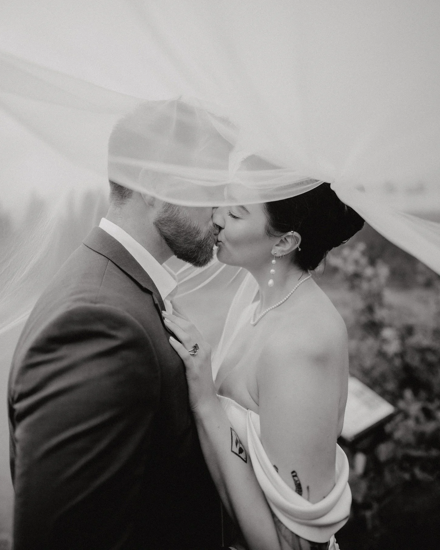 Can you tell I&rsquo;m obsessed with black and white veil photos? 😍
&bull;
&bull;
&bull;
&bull;
&bull;
#creativephotography #elopementcollective #weddingsparrow #creativecouples #weddingphotoinspiration #elopementphotography #torontoweddingphotograp