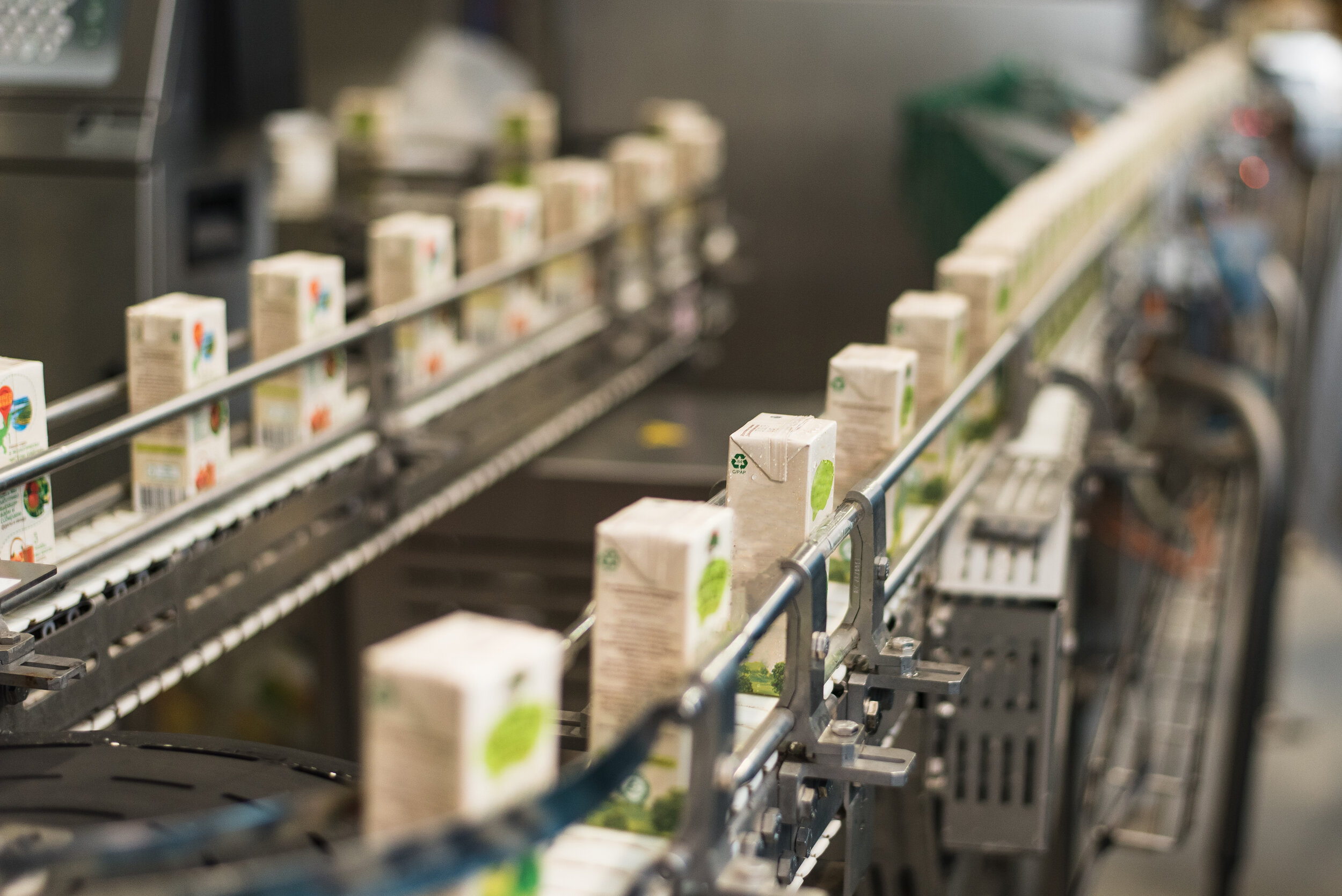 conveyor-plant-production-bottling-juices-cardboard-packaging.jpg