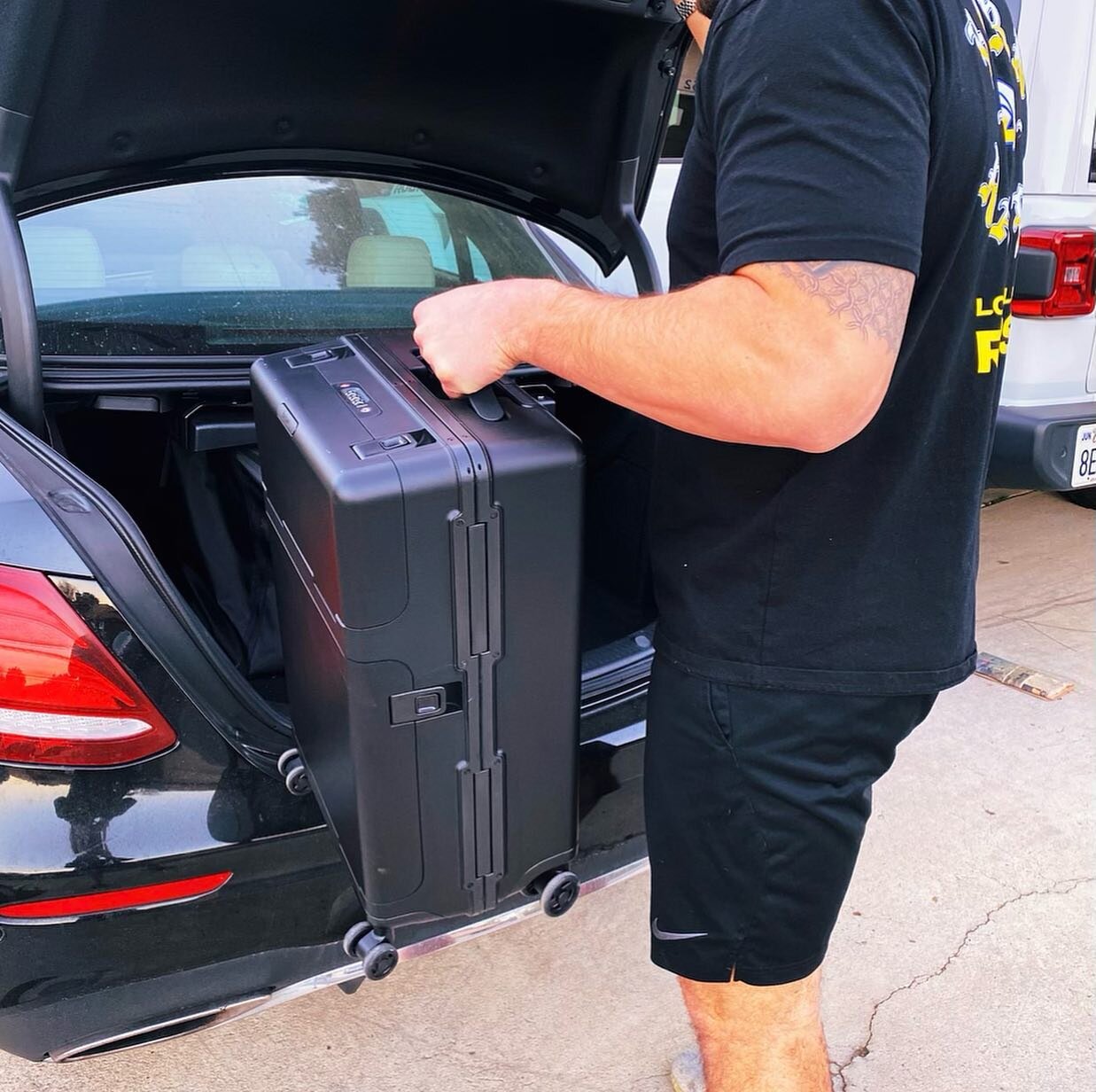 Thank you to at @barmesdesign for sending me the perfect suit case that meets my travel needs throughout football season. Enter the giveaway below to win a free case! Thank you to @nessmugrabi and @decmgmt for making this happen!

To enter, 
1. Follo