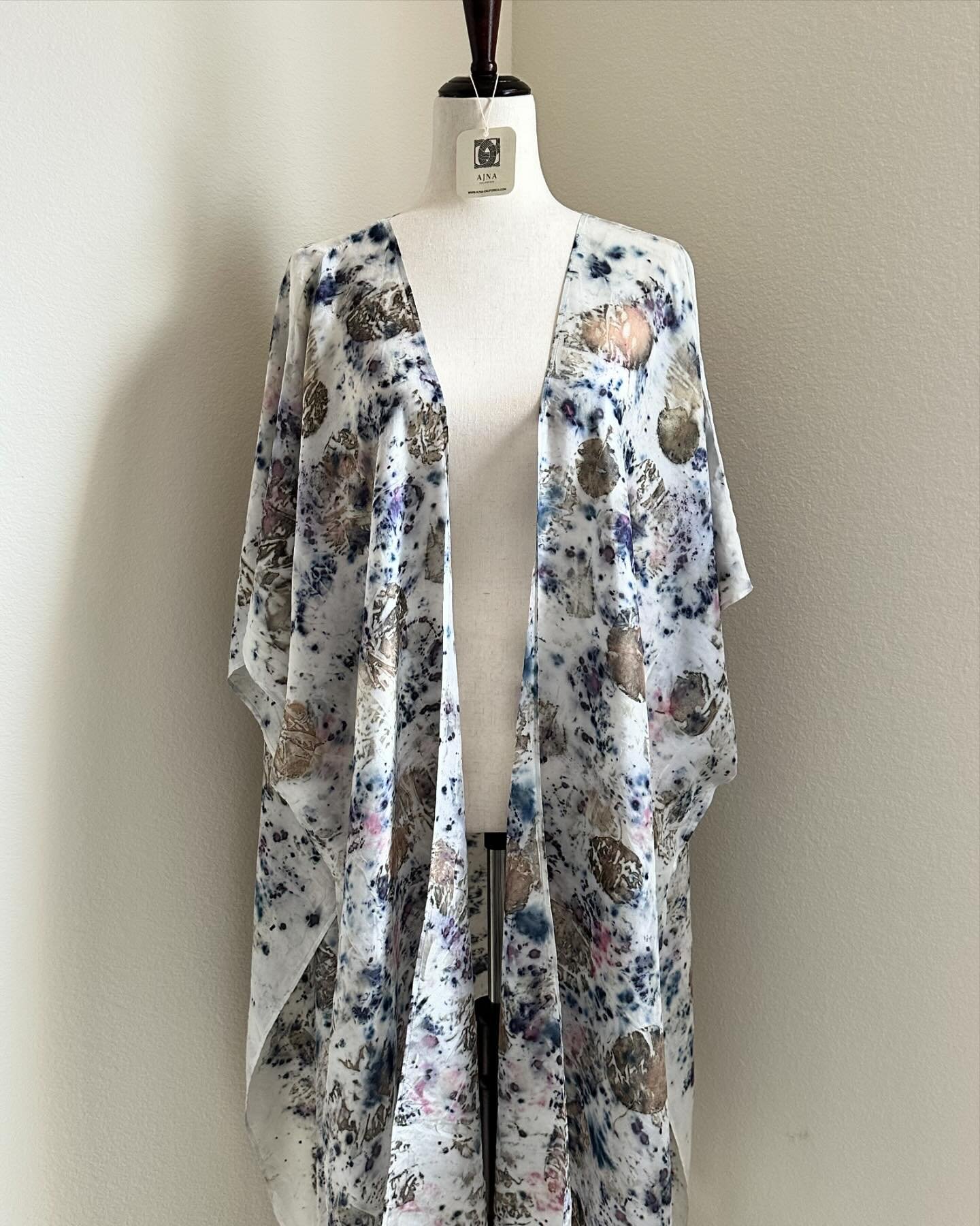 💜 Kismet 💜 Eco-printed silk duster top ✨
One of a kind and one size fits all

#ecoprinted #dustertop #ajnacalifornia #naturaldyeing #oneofakind