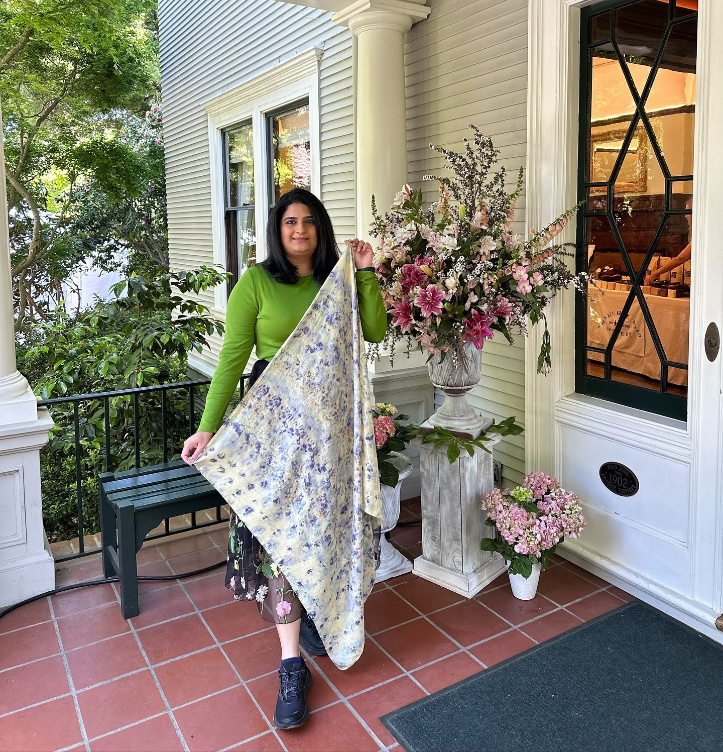 An anthophile&rsquo;s dream come true 💜
Having a floral moment with the &ldquo;Abundance&rdquo; botanically dyed silk scarf at Gamble Garden Spring Tour. 

#ecoprinted #botanicallydyed #oneofakind #anthophile #gamblegarden