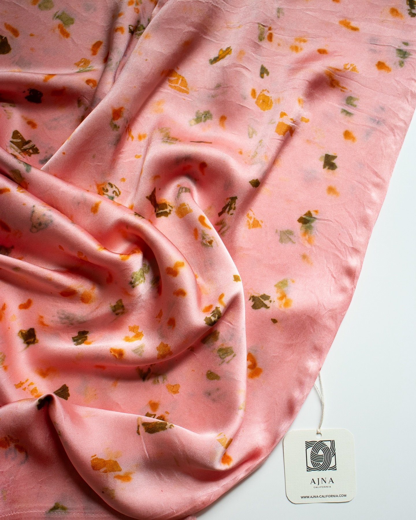 Botanically dyed silk charmeuse pillowcase 🌸

#botanicallydyed #silkpillowcase #oneofakind #ajnacalifornia #plantdyed