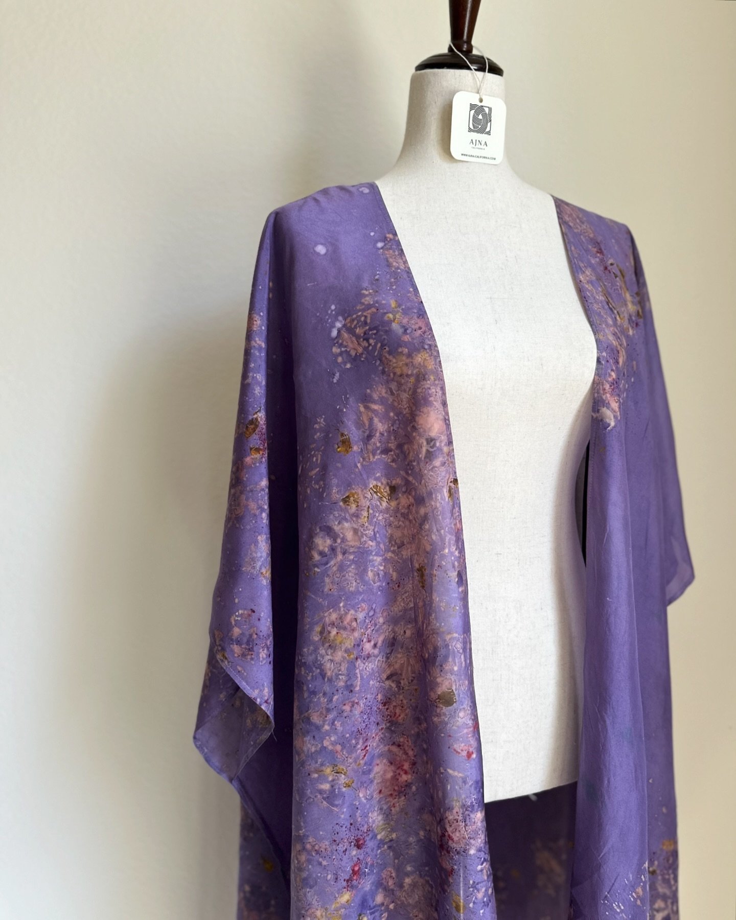 Botanically dyed silk duster top 🪻
This is what I call the 90&rsquo;s purple!

#botanicallydyed #silkduster #oneofakind #90spurple #ajnacalifornia #shoplocalsj