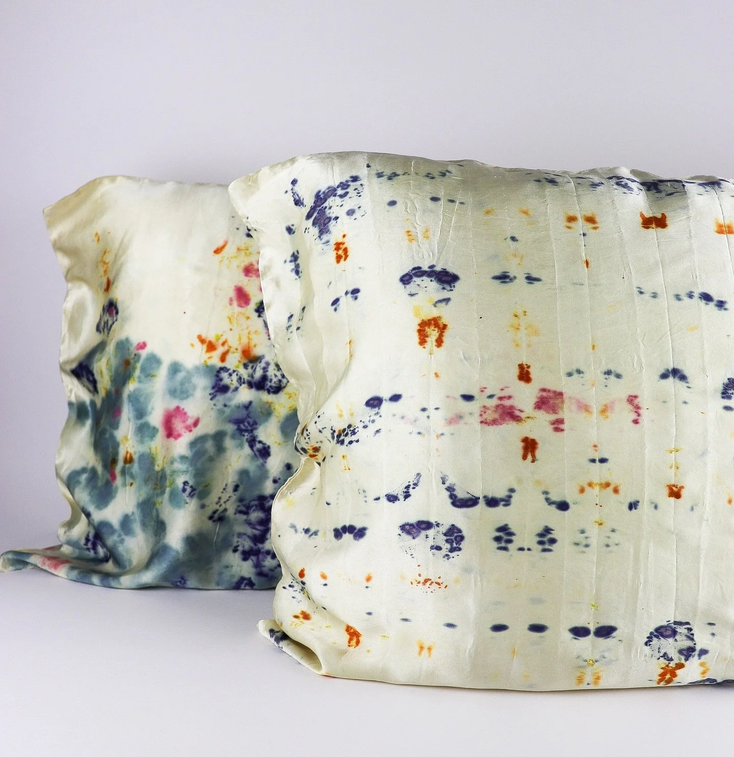Botanically dyed silk pillowcase🪻

#botanicallydyed #plantdyedsilk #ajnacalifornia #silkpillowcase #quietluxury #handmadeluxury