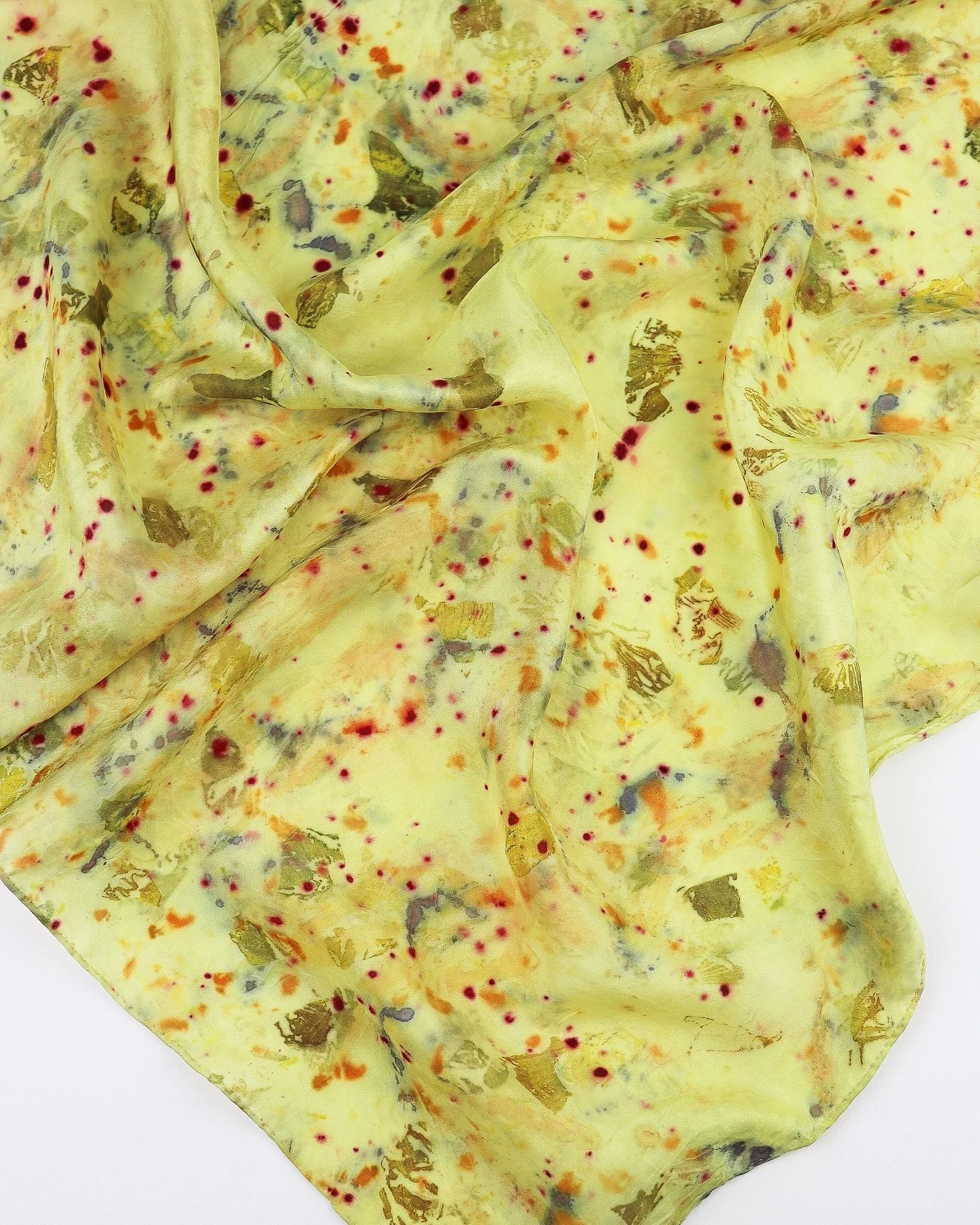 Summer just got brighter with this soft yellow botanically dyed silk scarf from Osage Orange☀️💛

#botanicallydyed #uniquescarves #ecoprinted #oneofakind #ajnacalifornia #shoplocal