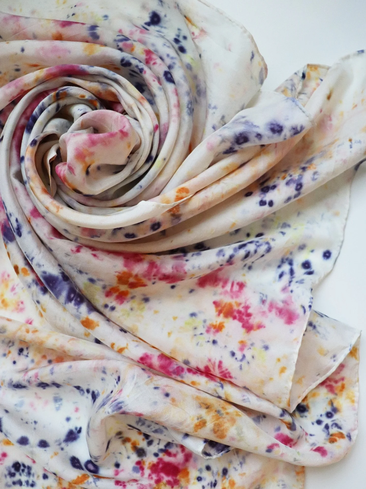 Botanically dyed silk scarf 🌷
I take on very few custom orders and this one of a kind scarf was a joy to work on. A thoughtful gift to Mom from her loving daughter 🥰

#botanicallydyed #uniquescarves #ajnacalifornia #oneofakindgifts #textileartist #