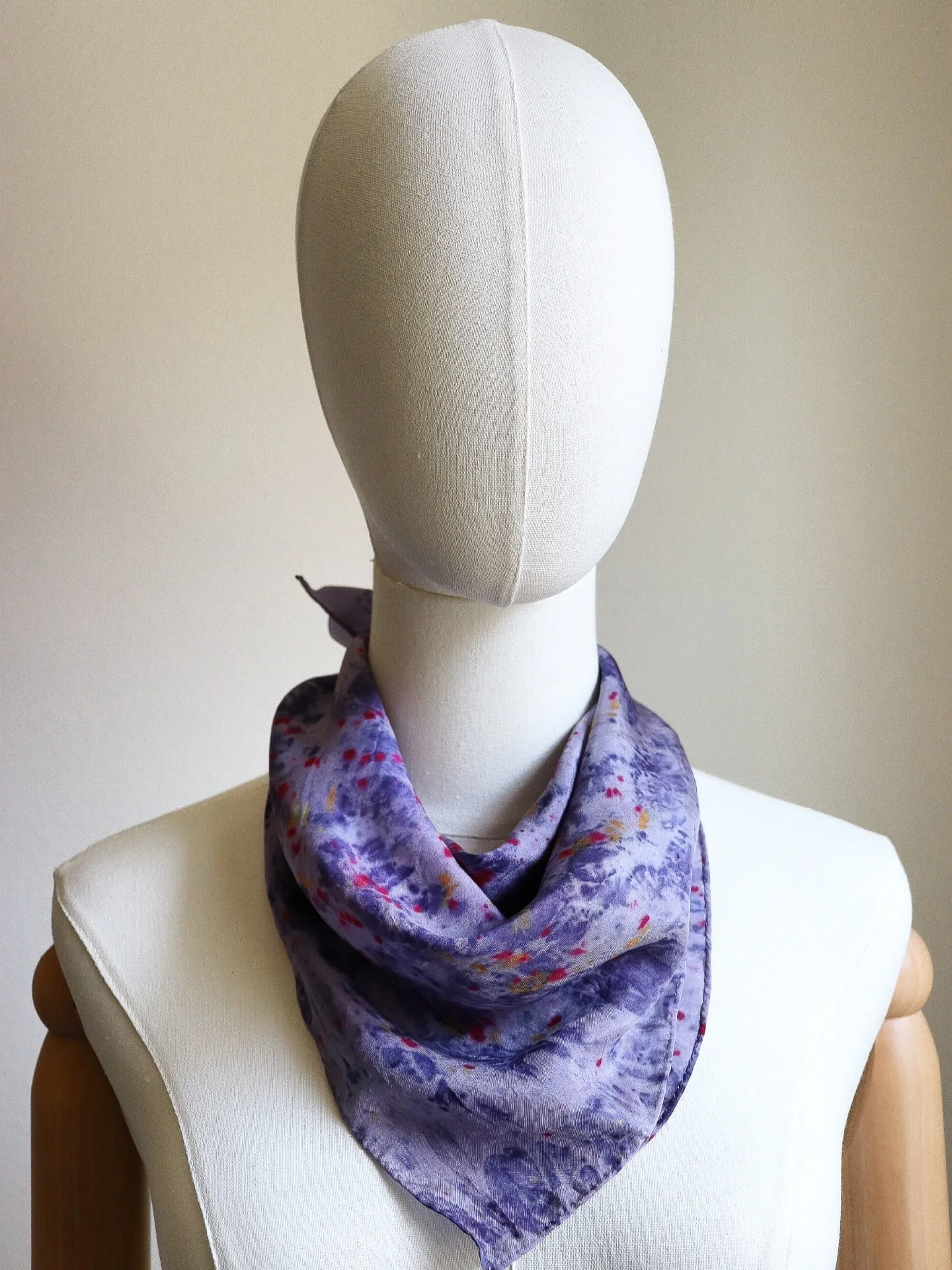 Botanically dyed silk scarf 🪻

#botanicallydyed #ajnacalifornia #uniquescarves #oneofakinddesign #textileartist