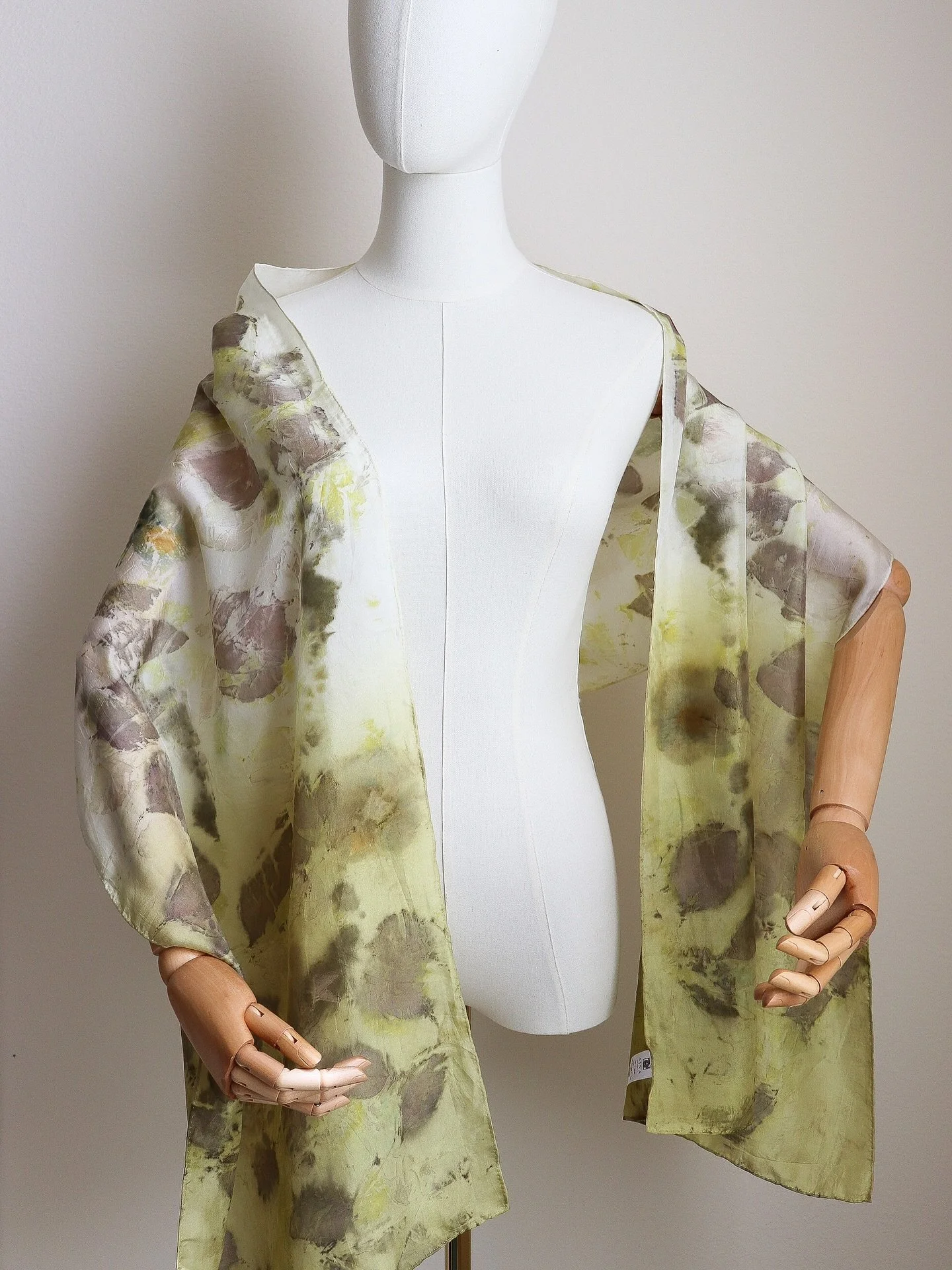 Botanically dyed and eco printed silk scarf 🍂

#botanicallydyed #ecoprinted #uniquescarves #oneofakindscarf #silkscarves #ajnacalifornia