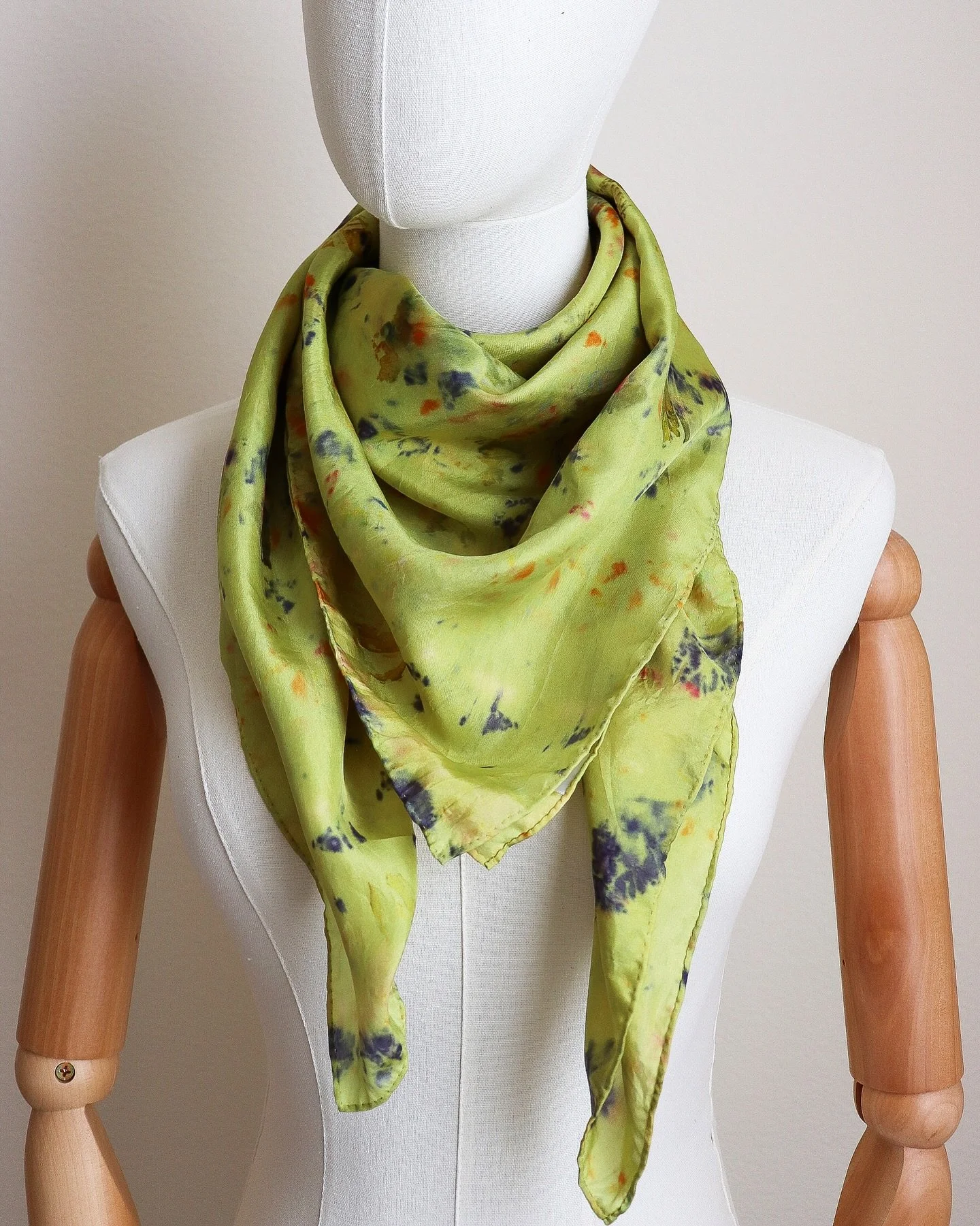 Botanically dyed silk scarf 🌿

#botanicallydyed #silkscarf #uniquescarves #ajnacalifornia #naturaldyeing