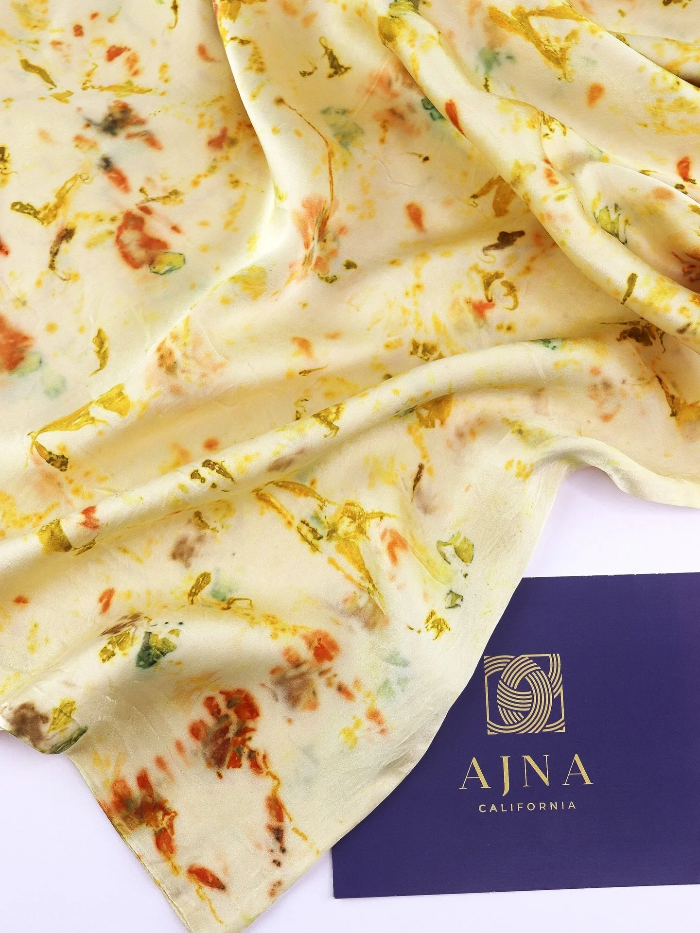 Botanically dyed silk pillowcase 🌿

Holiday update is next week. Don&rsquo;t forget to subscribe to the newsletter on the website 💌

#botanicallydyed #holidaygiftsideas #ajnacalifornia #silkpillowcases #shopsmall #uniquegifts