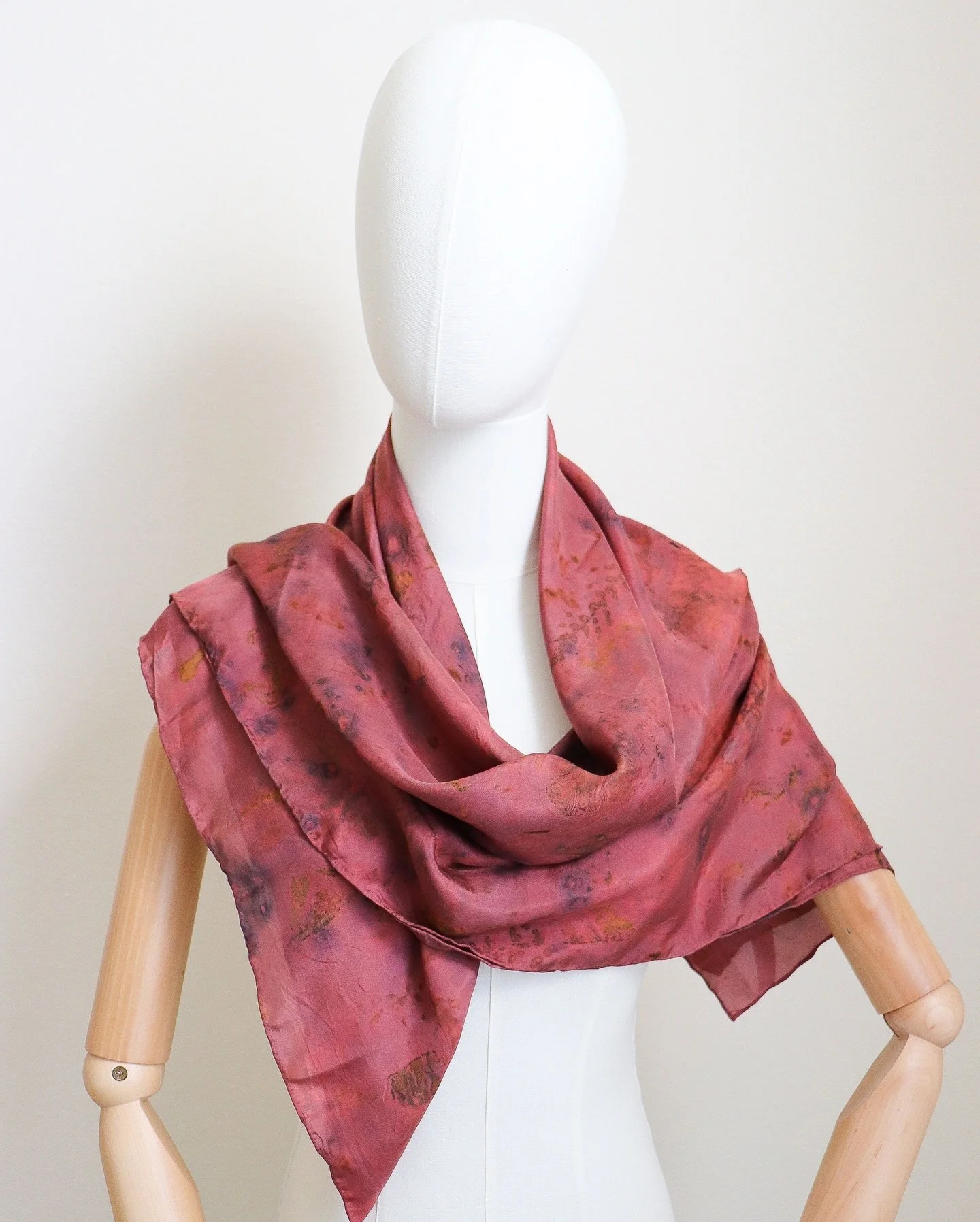 Botanically dyed silk scarf🌿

Still looking for one of a kind gifts?
Holiday sale is here! Enjoy 10% off on your order when you use code HOLIDAYGIFT25 at checkout until December 15th 2025.
Free shipping on orders above $250

#botanicallydyed #ajnaca