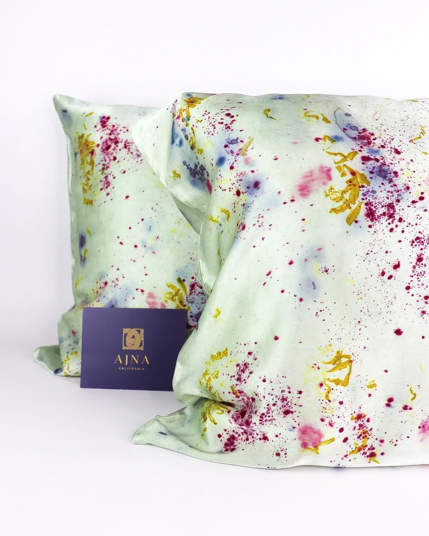 Botanically dyed silk pillowcase 

#botanicallydyed #silkpillowcase #ajnacalifornia #naturaldye