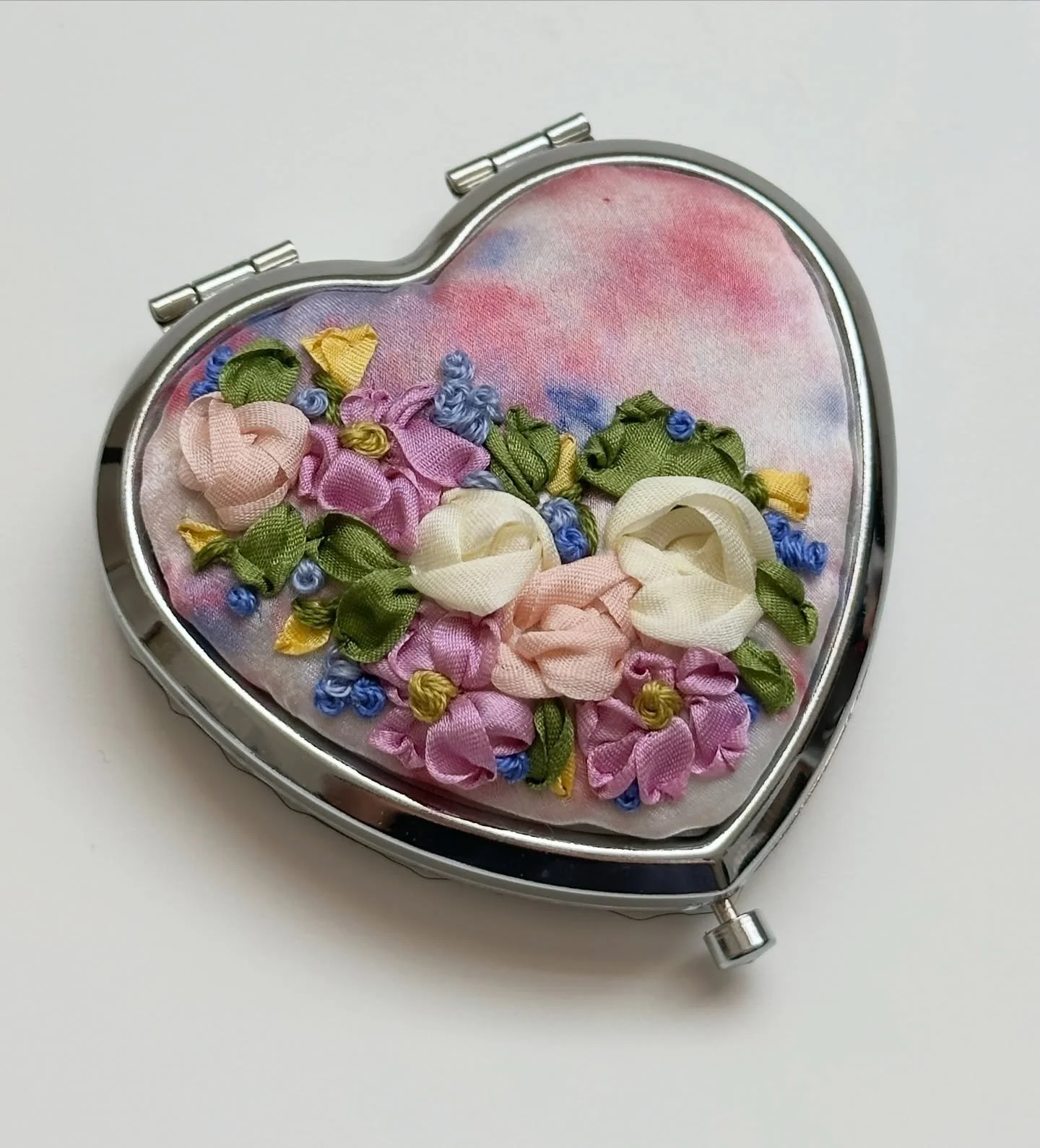 One of a kind hand embroidered and botanically dyed pocket mirror
Introducing a new line of curated collectibles and trinkets by AJNA. They will be available at upcoming SJMade Friend Fest 2026

#ajnacalifornia #oneofkind #botanicallydyed #valentines