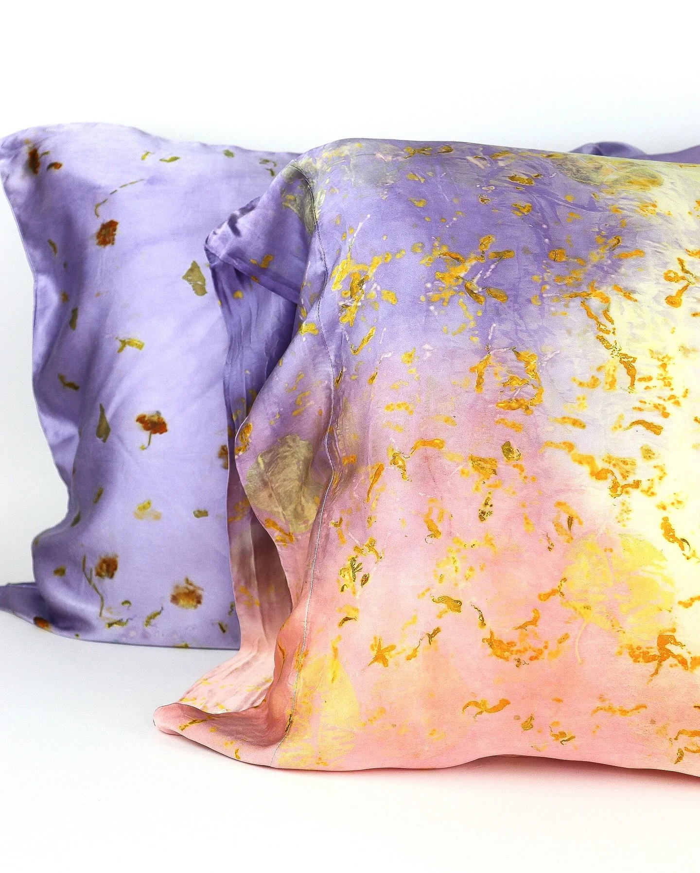 Botanically dyed silk pillowcases 🪻

#botanicallydyed #silkpillowcase #naturallydyed #ajnacalifornia #ecoprinted