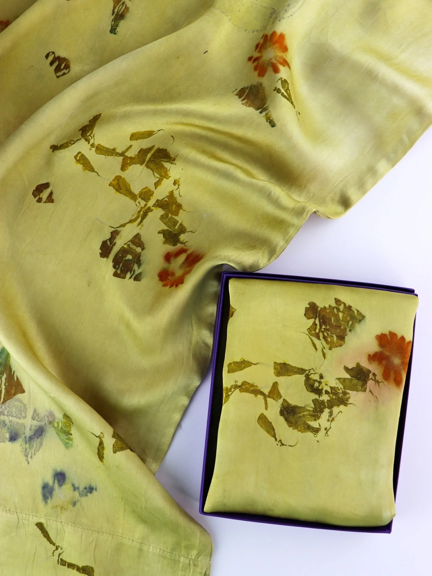 Botanically dyed silk pillowcase set

#botanicallydyed #silkpillowcase #ajnacalifornia #naturallydyed #mulberrysilk