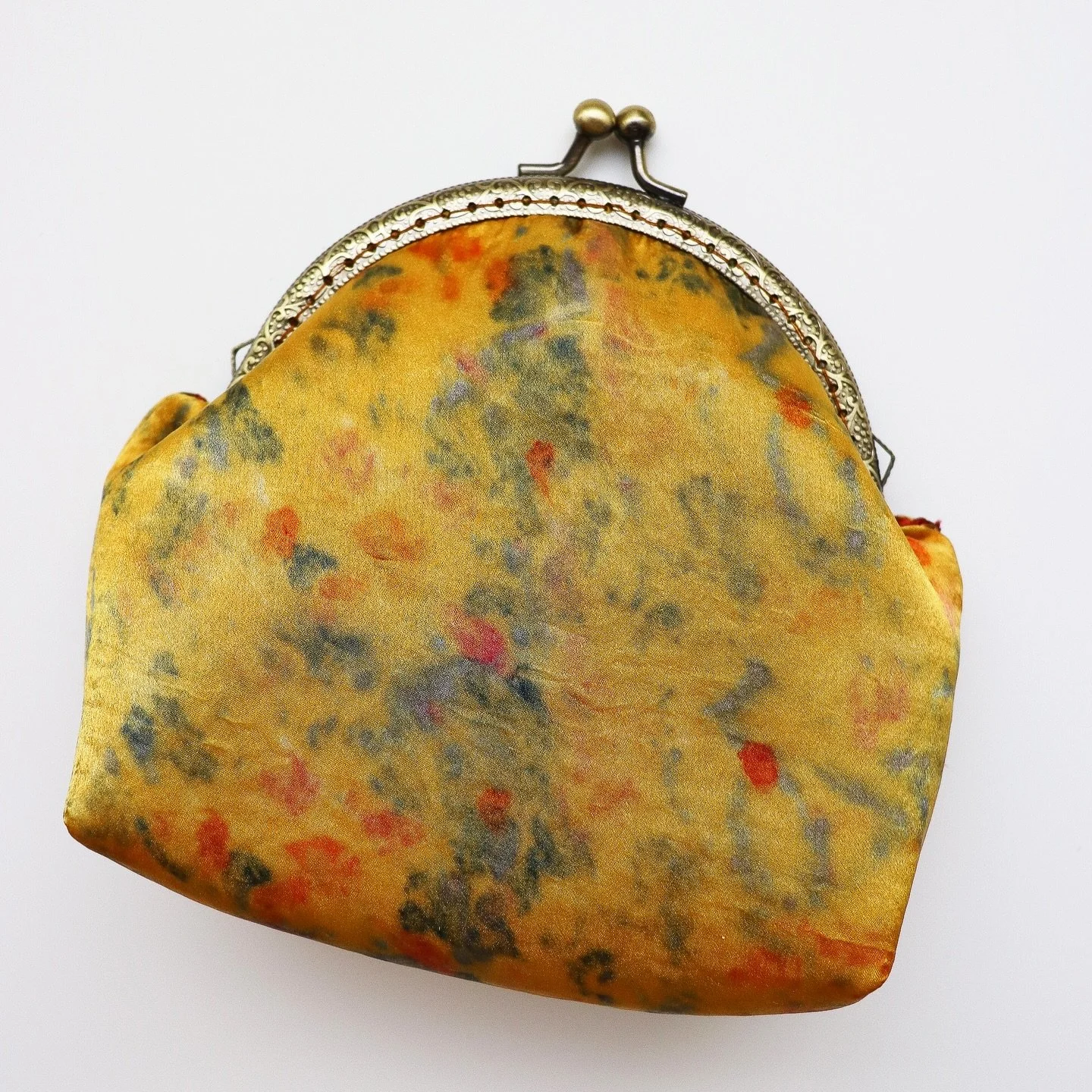 Handcrafted botanically dyed silk clutch 🌻🌼

#botanicallydyed #ajnacalifornia #silkclutch #handcrafted