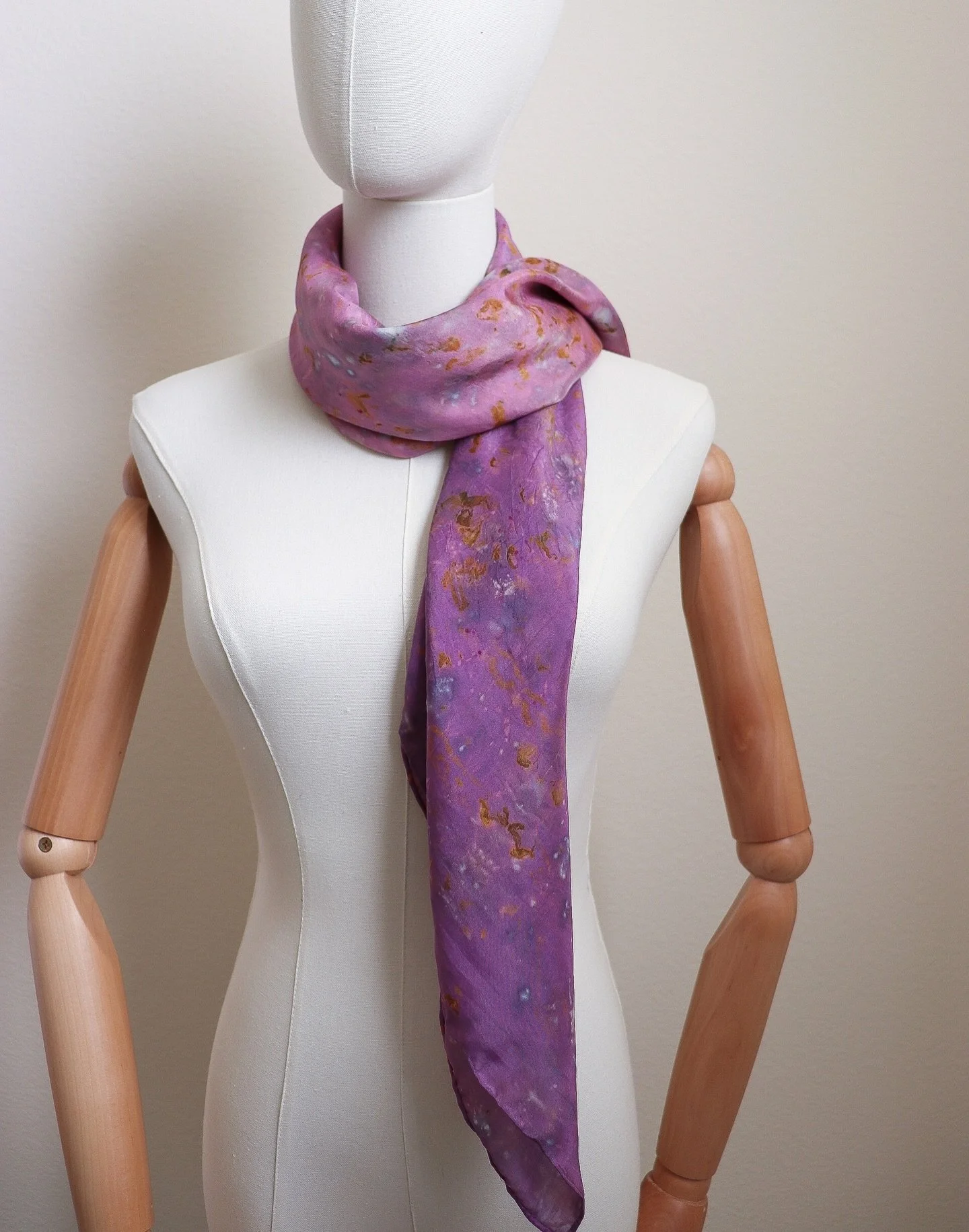 Botanically dyed silk square scarf 

#botanicallydyed #uniquescarves #ajnacalifornia #naturallydyedsilk