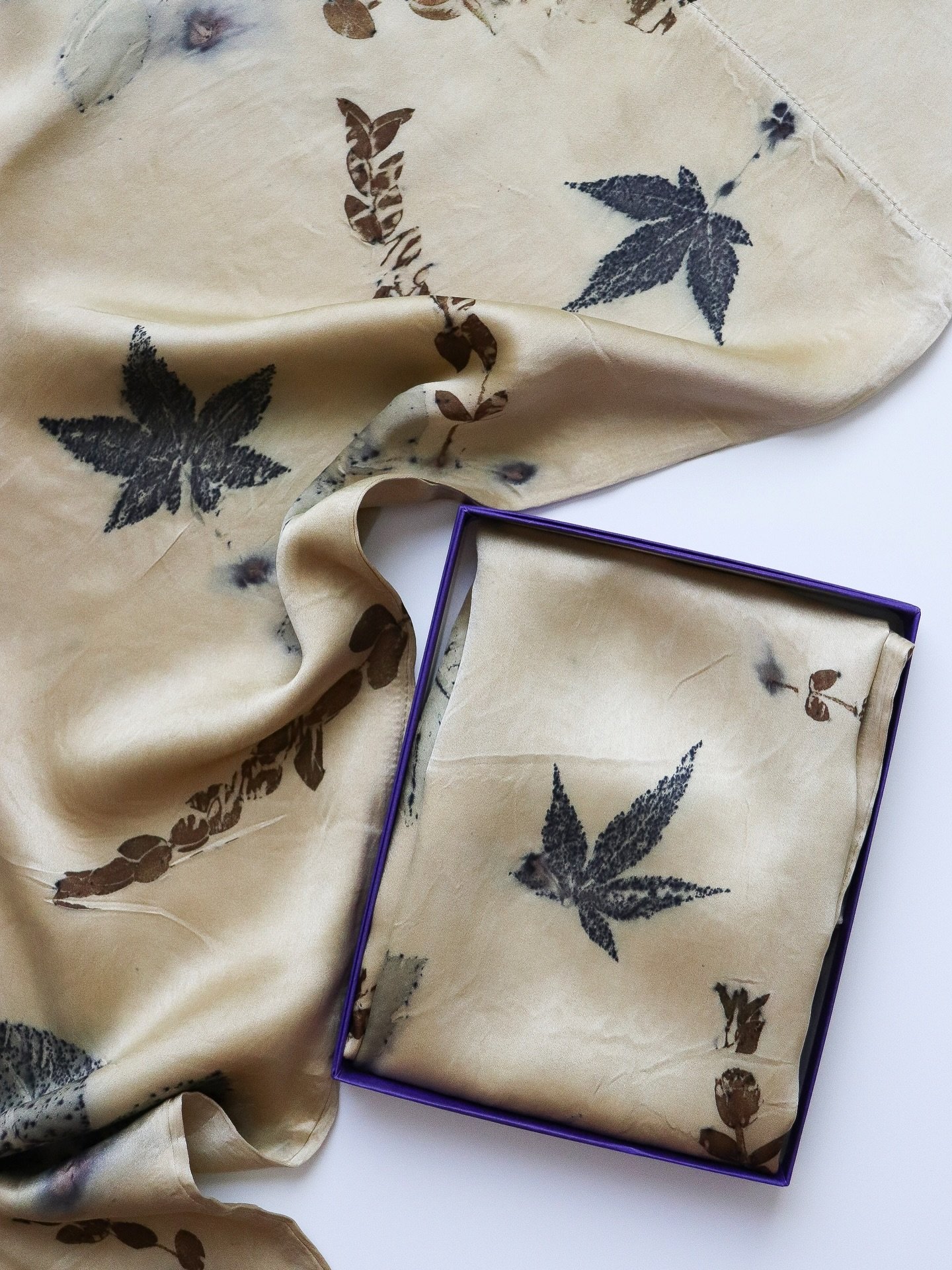 Botanically dyed silk pillowcase sets 🍁 

#botanicallydyed #ajnacalifornia #silkpillowcases #ecoprinted