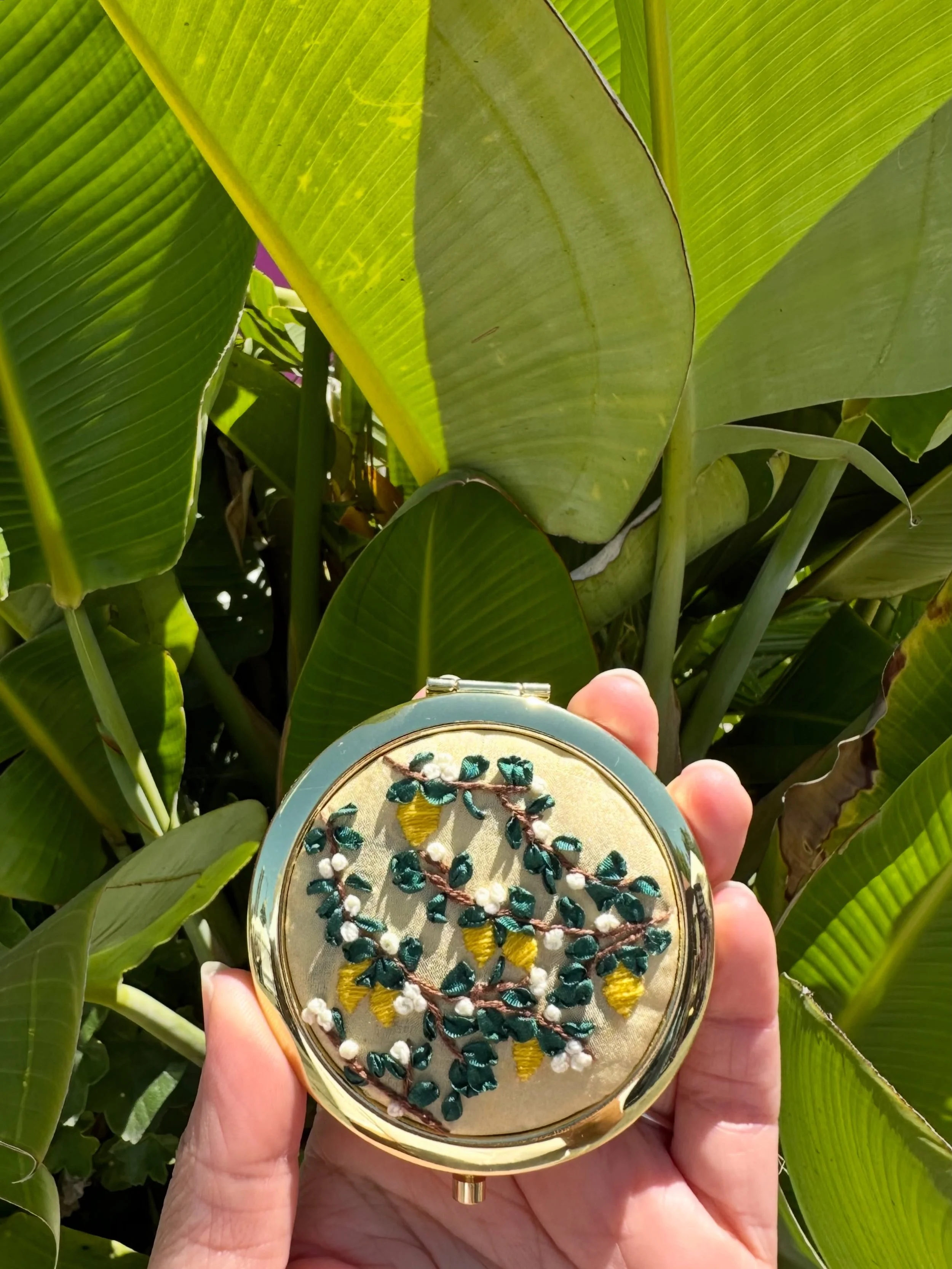 A zest for happiness! 🍋 
Hand embroidery on botanically dyed silk.

Thanks to everyone who came by and made spring bloom a success! 

#botanicallydyed #handembroidered #ajnacalifornia #uniquegifts