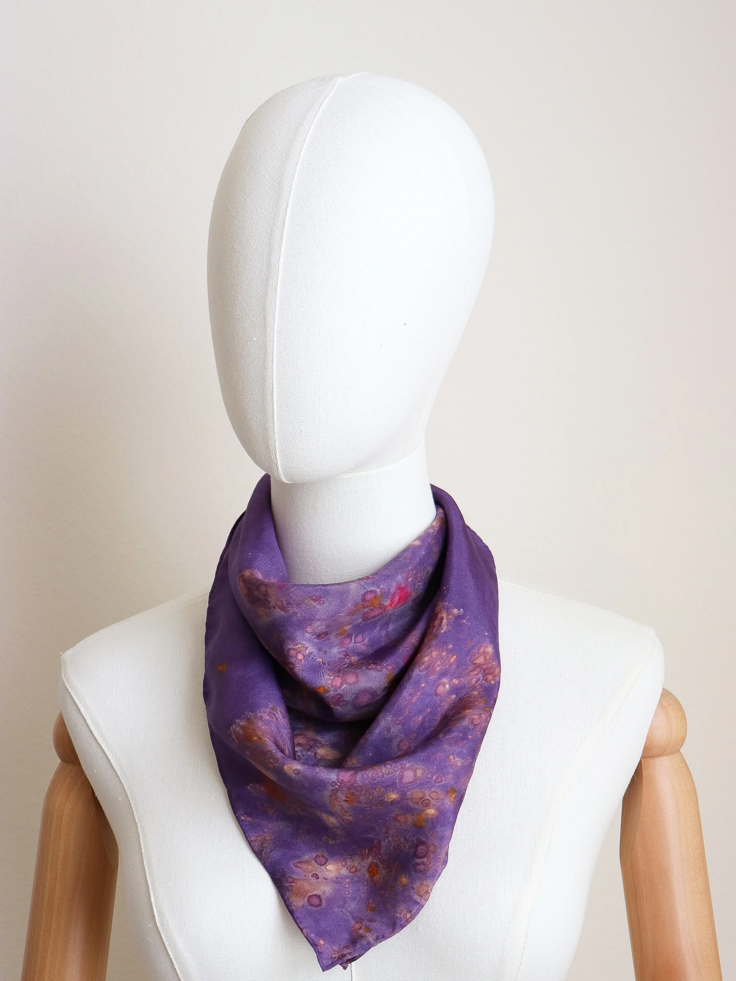 Botanically dyed silk scarf🪻

#botanicallydyed #uniquescarves #silkscarf #ajnacalifornia