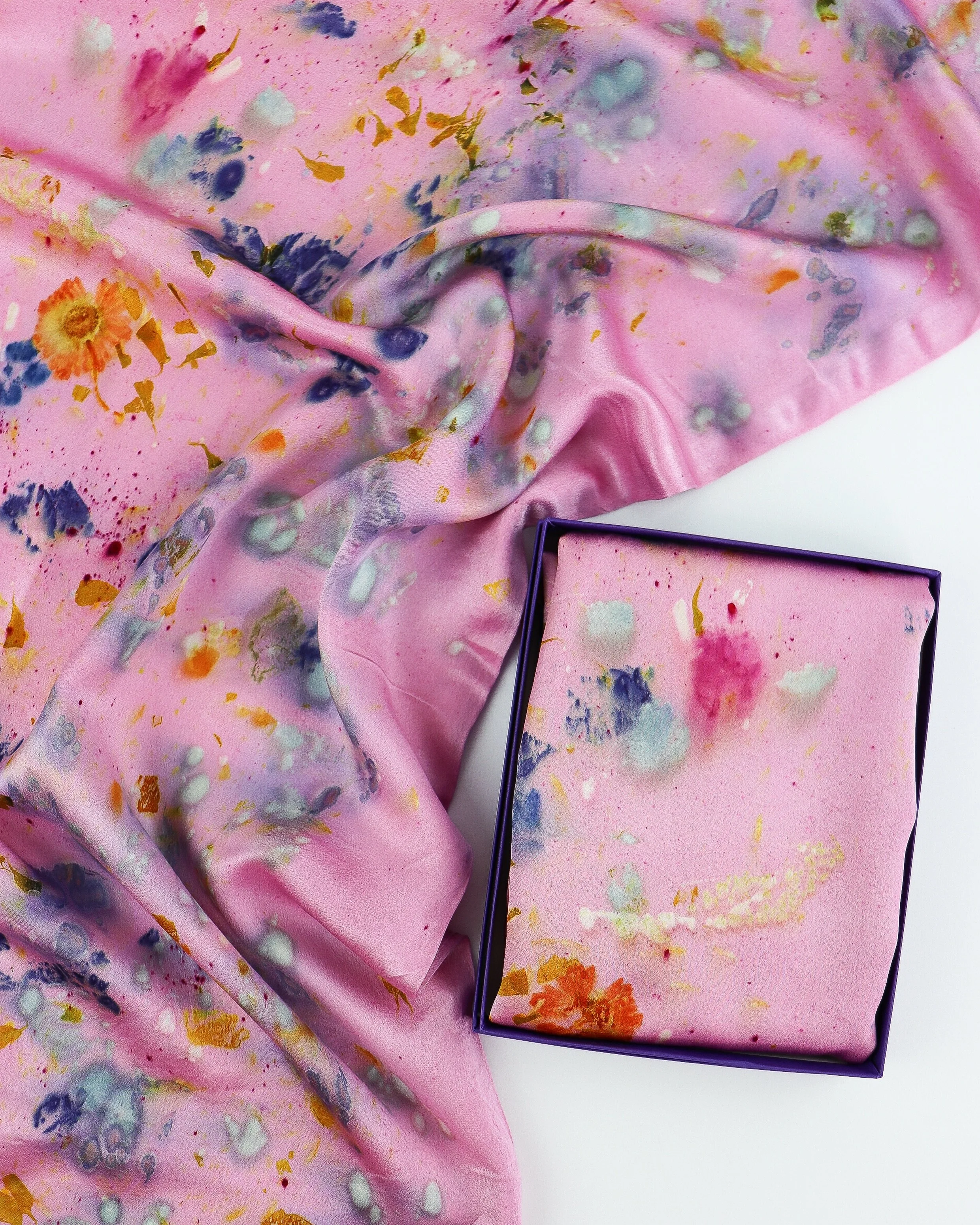 Botanically dyed silk pillowcase set- king size 

#botanicallydyed #silkpillowcase #ajnacalifornia #naturallydyedsilk